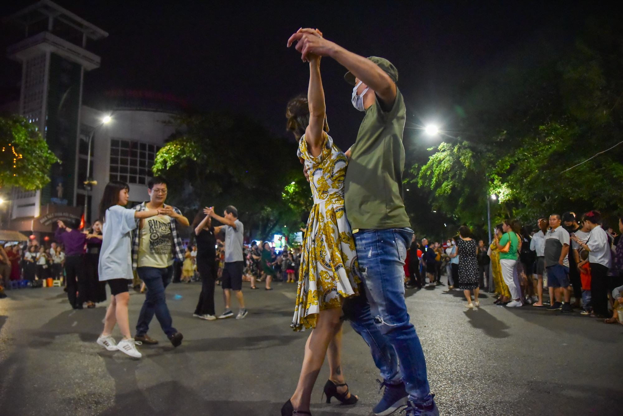 Du khách tham gia hoạt động khiêu vũ dưới nền nhạc cổ điển. Rất nhiều cặp đôi đủ mọi lứa tuổi nhiệt tình tham gia và hưởng ứng. Du khách tham gia hoạt động khiêu vũ dưới nền nhạc cổ điển. Rất nhiều cặp đôi đủ mọi lứa tuổi nhiệt tình tham gia và hưởng ứng.