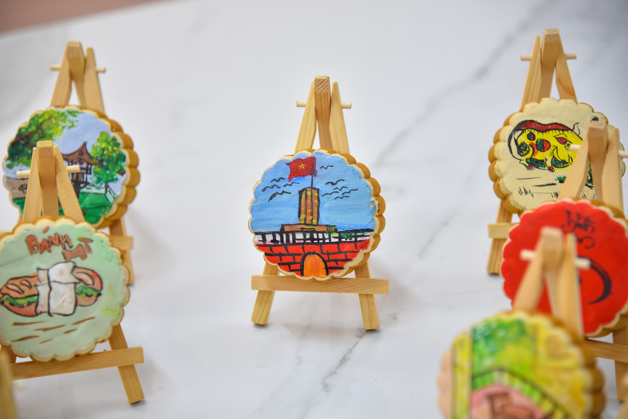 Chiếc bánh mang hình ảnh cột cờ Hà Nội được cô làm nhân dịp kỷ niệm 78 năm ngày Quốc khánh Việt Nam.