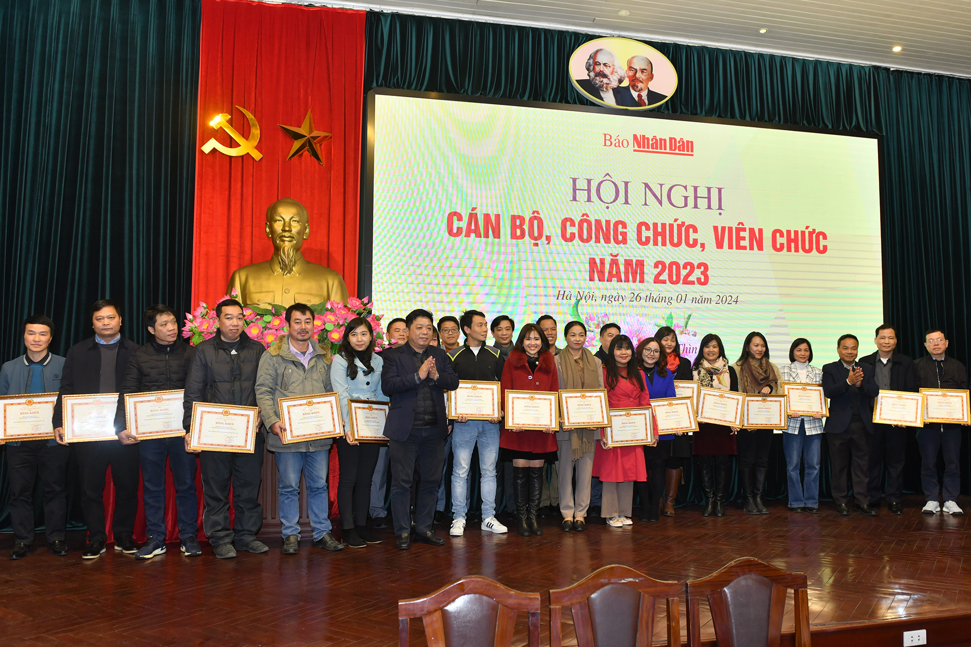 Các cá nhân xuất sắc nhận bằng khen của Tổng Biên tập Báo Nhân Dân.