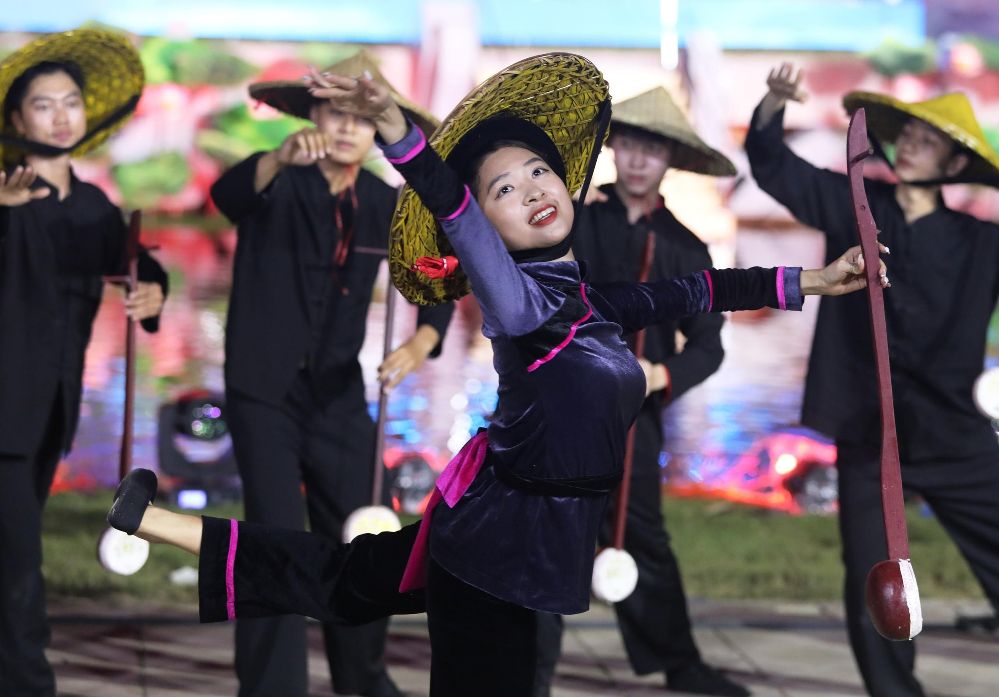 Chương trình có sự tham gia của cả diễn viên chuyên nghiệp và diễn viên quần chúng.