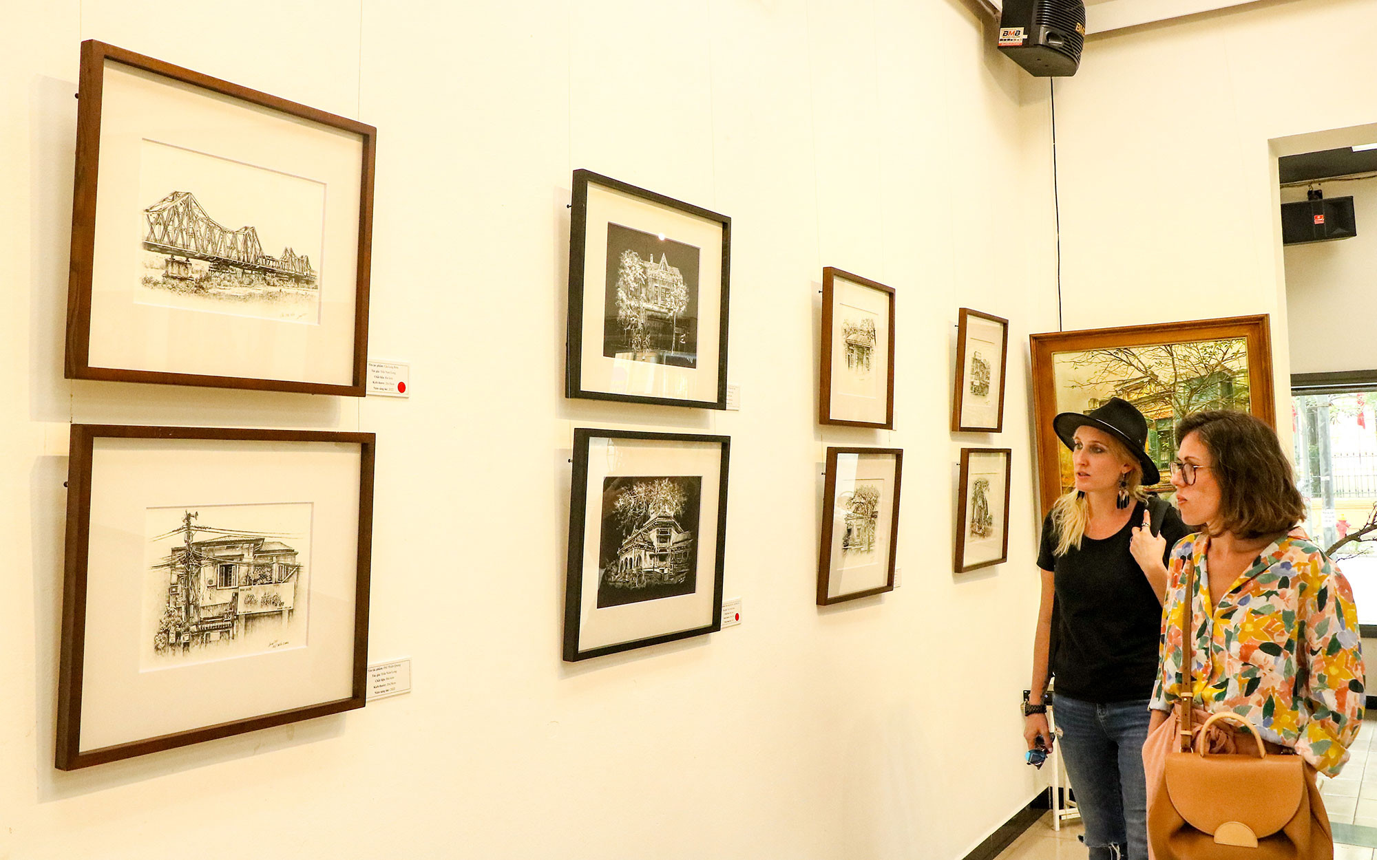 Triển lãm “Phố xưa hè cũ” mở cửa tự do đón khách tham quan từ 17 giờ ngày 2 đến 6/3 tại Nhà triển lãm 29 Hàng Bài (Hoàn Kiếm, Hà Nội). Nếu có thời gian, bạn hãy ghé thăm và dành ít phút để cảm nhận những nét đặc trưng của Hà Nội qua bàn tay đầy nghị lực của họa sĩ trẻ Trần Nam Long.