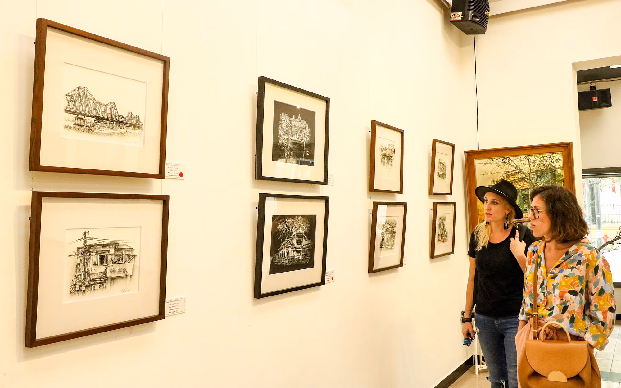 Triển lãm “Phố xưa hè cũ” mở cửa tự do đón khách tham quan từ 17 giờ ngày 2 đến 6/3 tại Nhà triển lãm 29 Hàng Bài (Hoàn Kiếm, Hà Nội). Nếu có thời gian, bạn hãy ghé thăm và dành ít phút để cảm nhận những nét đặc trưng của Hà Nội qua bàn tay đầy nghị lực của họa sĩ trẻ Trần Nam Long.