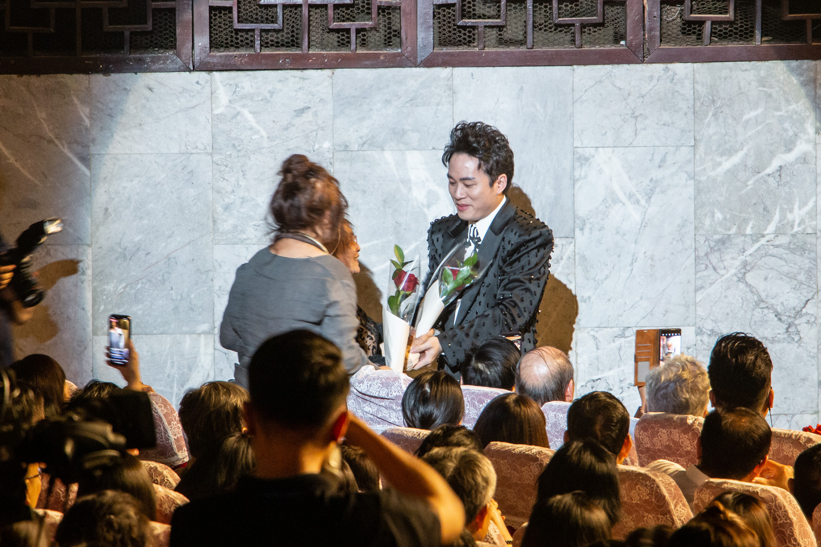 Ca sĩ Tùng Dương gửi gắm tình cảm với những người thân yêu của mình tại chương trình "Ơn nghĩa sinh thành". Ca sĩ Tùng Dương gửi gắm tình cảm với những người thân yêu của mình tại chương trình "Ơn nghĩa sinh thành".