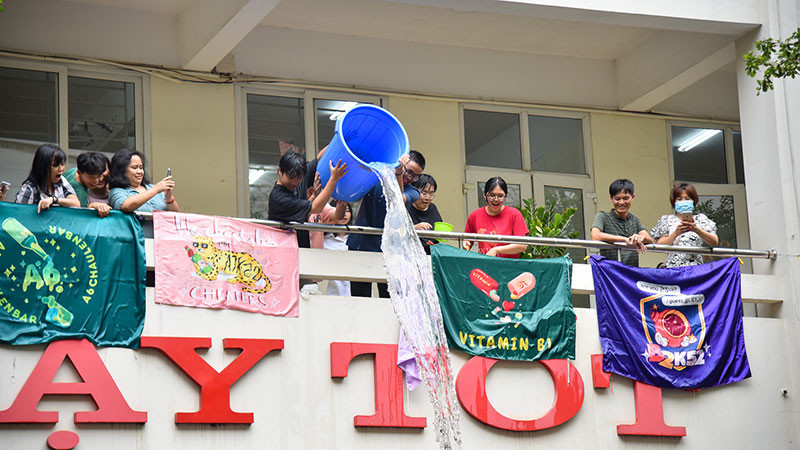 Chiến thuật tấn công từ trên cao gây không ít bất ngờ cho những “đối thủ”, thầy cô và các bậc phụ huynh chung quanh.