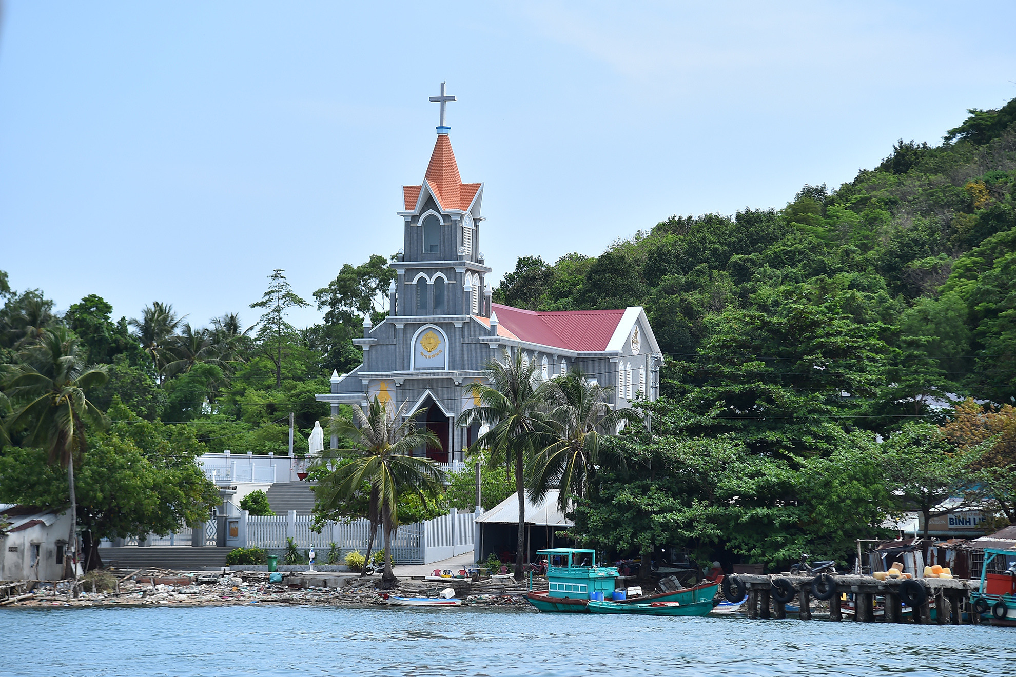 Thánh đường giáo họ Phanxico nằm trong khuôn viên Nhà thờ Phanxicô Xaviê thuộc Giáo hạt Hà Tiên, khánh thành cuối năm 2020 phục vụ nhu cầu của đông đảo giáo dân đến hành lễ.