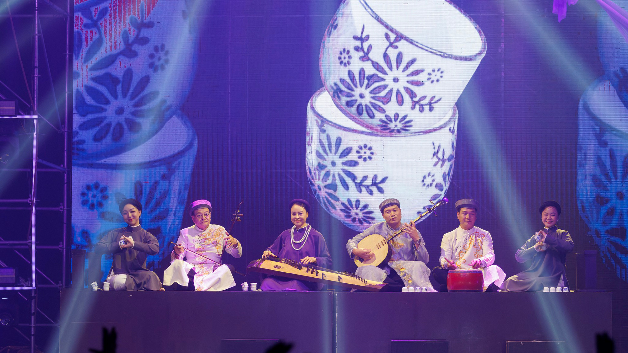 Các nghệ sĩ khách mời gồm NSƯT Anh Tấn, nghệ sĩ Hồ Nga và nhóm Mặt Trời Đỏ cũng góp phần vào thành công của tiết mục. (Ảnh: Yeah1)