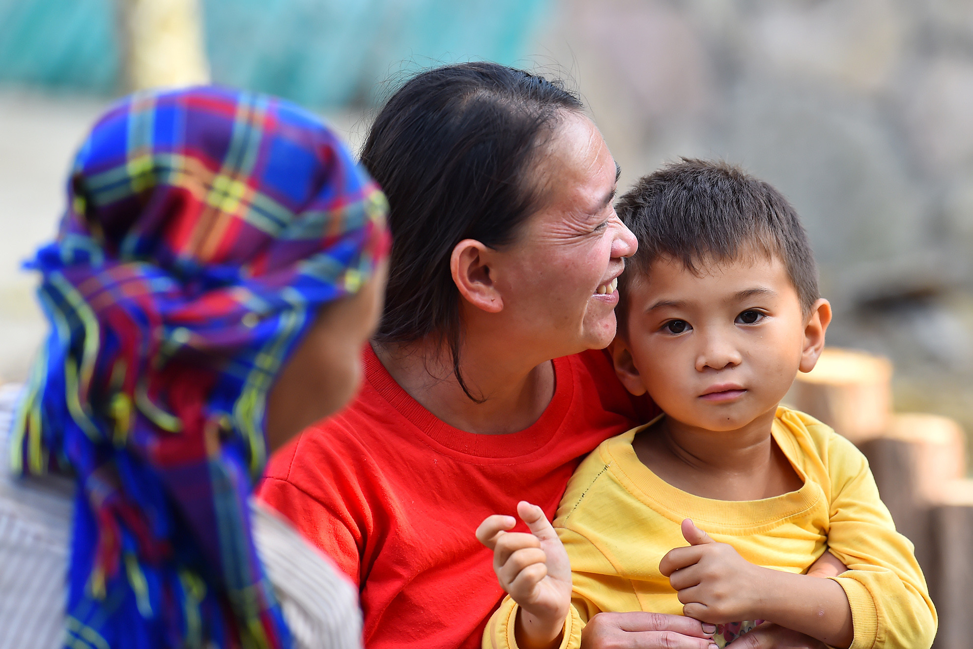 Có bà, có mẹ, chẳng có gì tuyệt vời hơn cho cậu bé người Lô Lô khi chúng tôi chứng kiến gia đình em quây quần bên nhau tại làng Lô Lô Chải, thuộc xã Lũng Cú, huyện Đồng Văn.