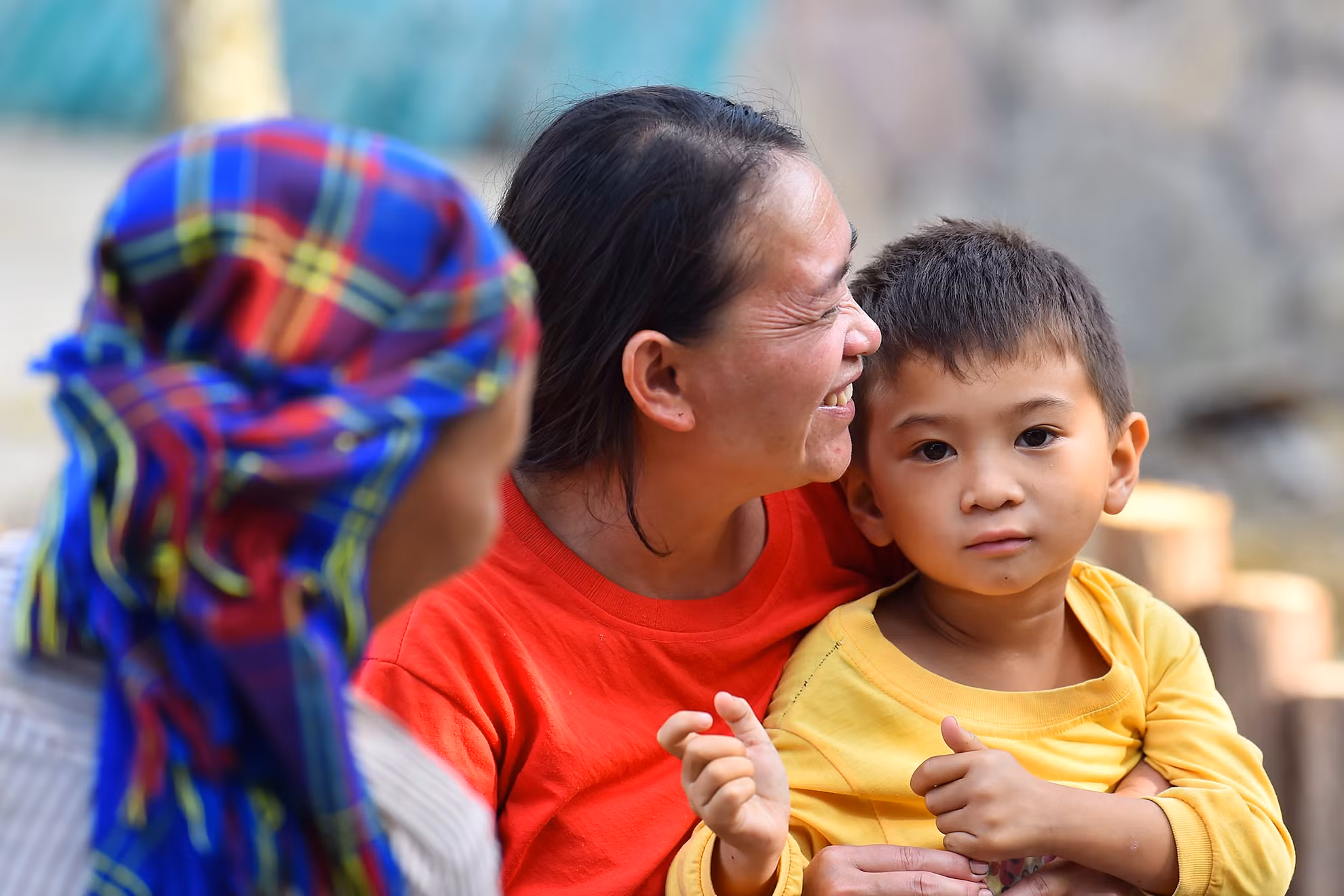 Có bà, có mẹ, chẳng có gì tuyệt vời hơn cho cậu bé người Lô Lô khi chúng tôi chứng kiến gia đình em quây quần bên nhau tại làng Lô Lô Chải, thuộc xã Lũng Cú, huyện Đồng Văn.