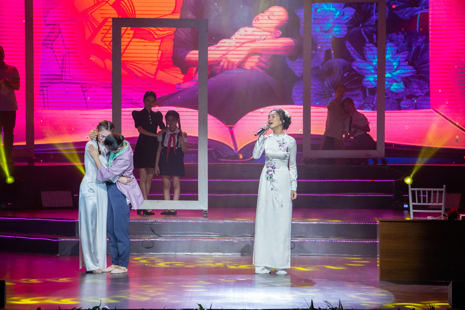 Ca sĩ Hiền Thục thể hiện ca khúc "Nhật ký của mẹ" đầy cảm xúc. Ca sĩ Hiền Thục thể hiện ca khúc "Nhật ký của mẹ" đầy cảm xúc.