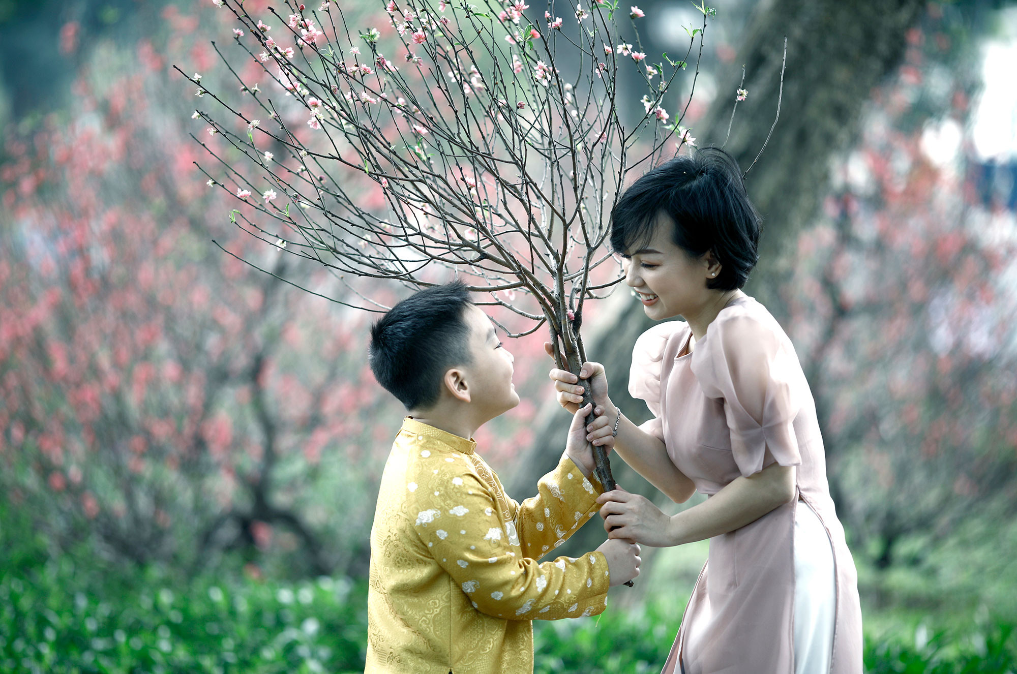 Đón xuân. (Ảnh: VƯƠNG ANH) Đón xuân. (Ảnh: VƯƠNG ANH)