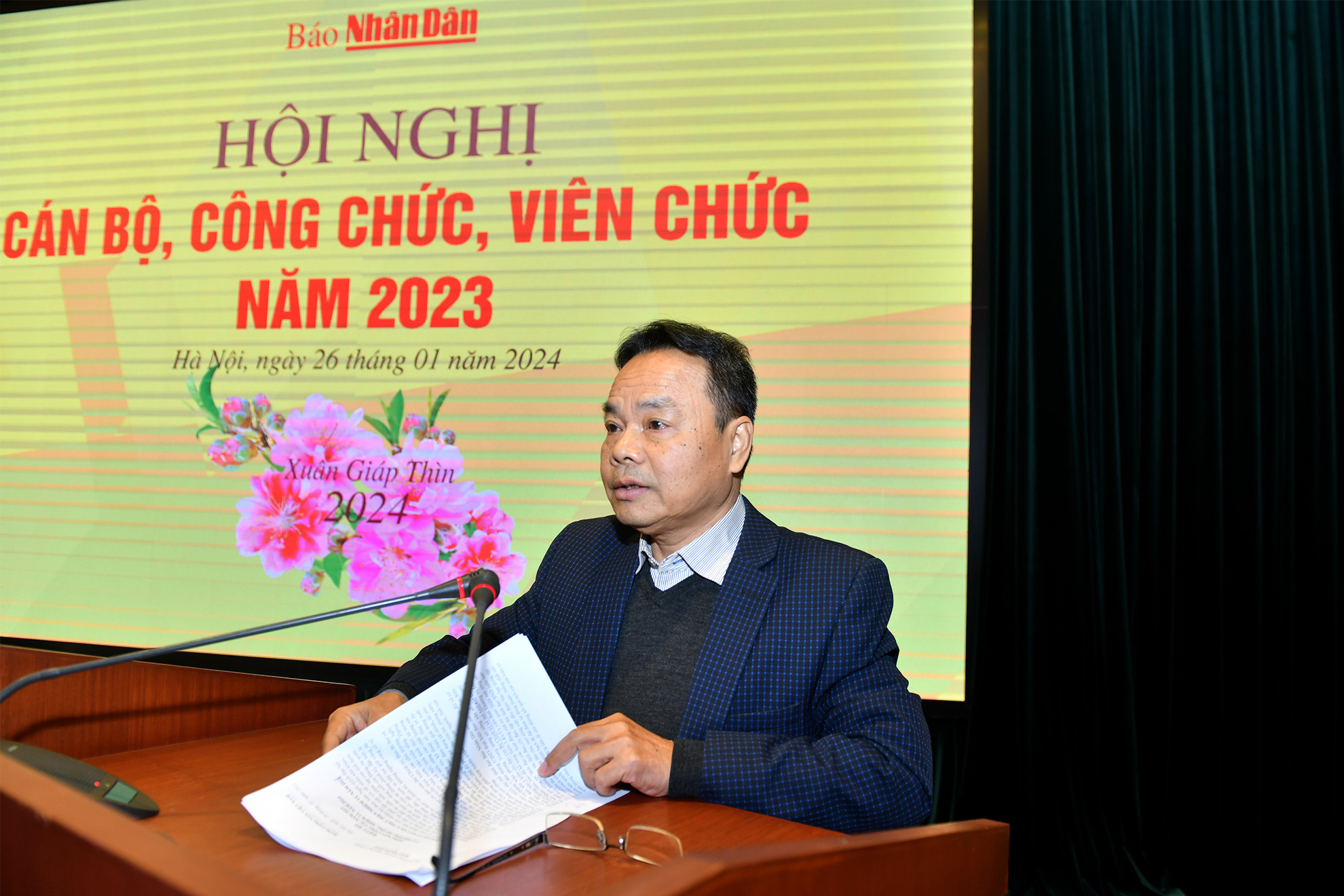 Phó Tổng Biên tập Báo Nhân Dân Đinh Như Hoan báo cáo tổng kết năm 2023 và phương hướng nhiệm vụ năm 2024 của Báo Nhân Dân.