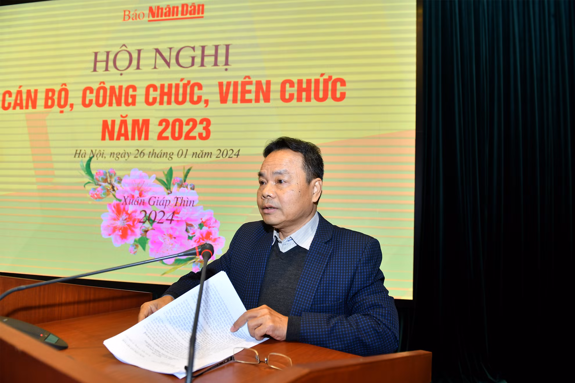 Phó Tổng Biên tập Báo Nhân Dân Đinh Như Hoan báo cáo tổng kết năm 2023 và phương hướng nhiệm vụ năm 2024 của Báo Nhân Dân.