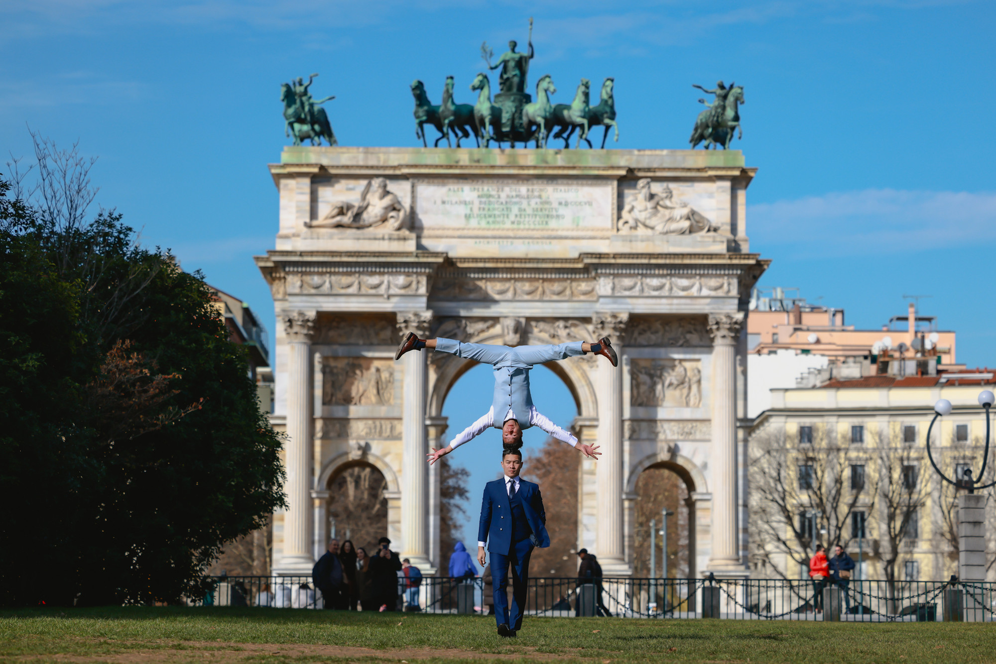 Hai anh em trước khải hoàn môn Arco Della Pace 164 năm được xây dựng vào thời Napoleon.