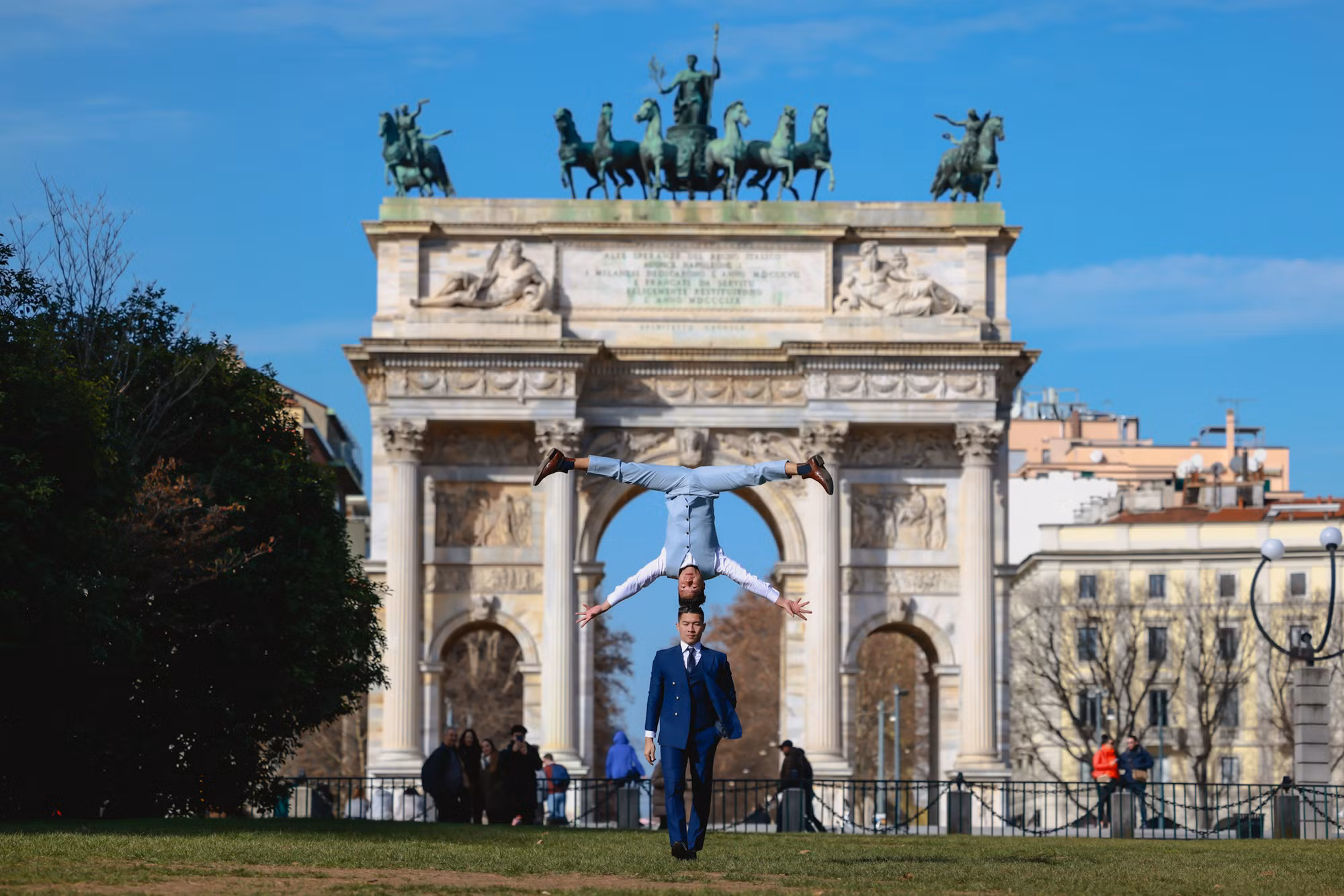 Hai anh em trước khải hoàn môn Arco Della Pace 164 năm được xây dựng vào thời Napoleon.