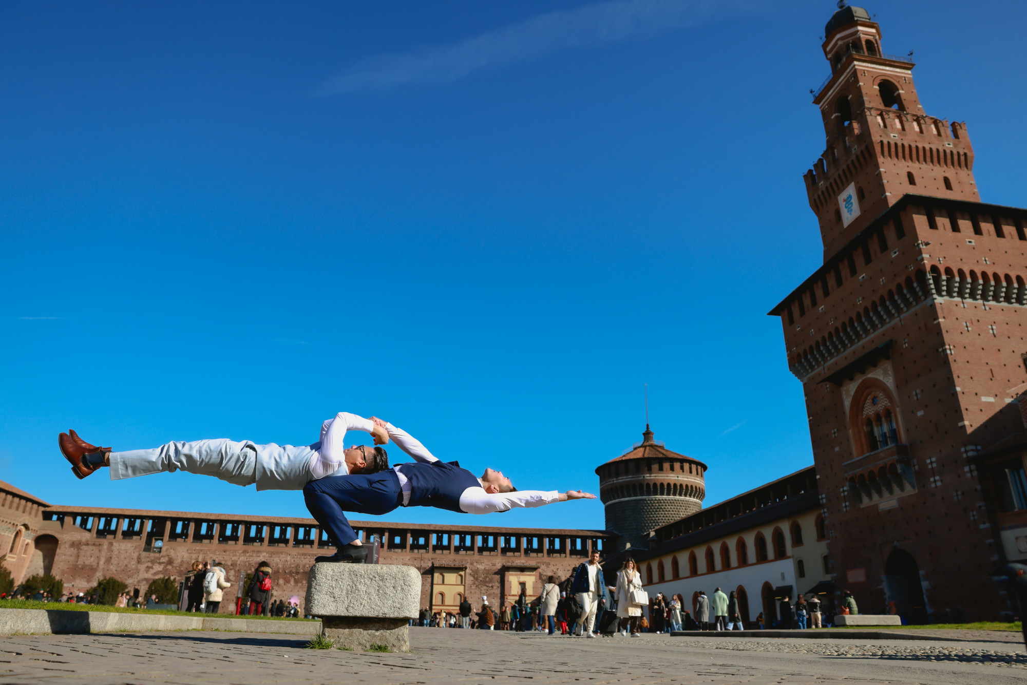 Tại lâu đài Sforzesco.