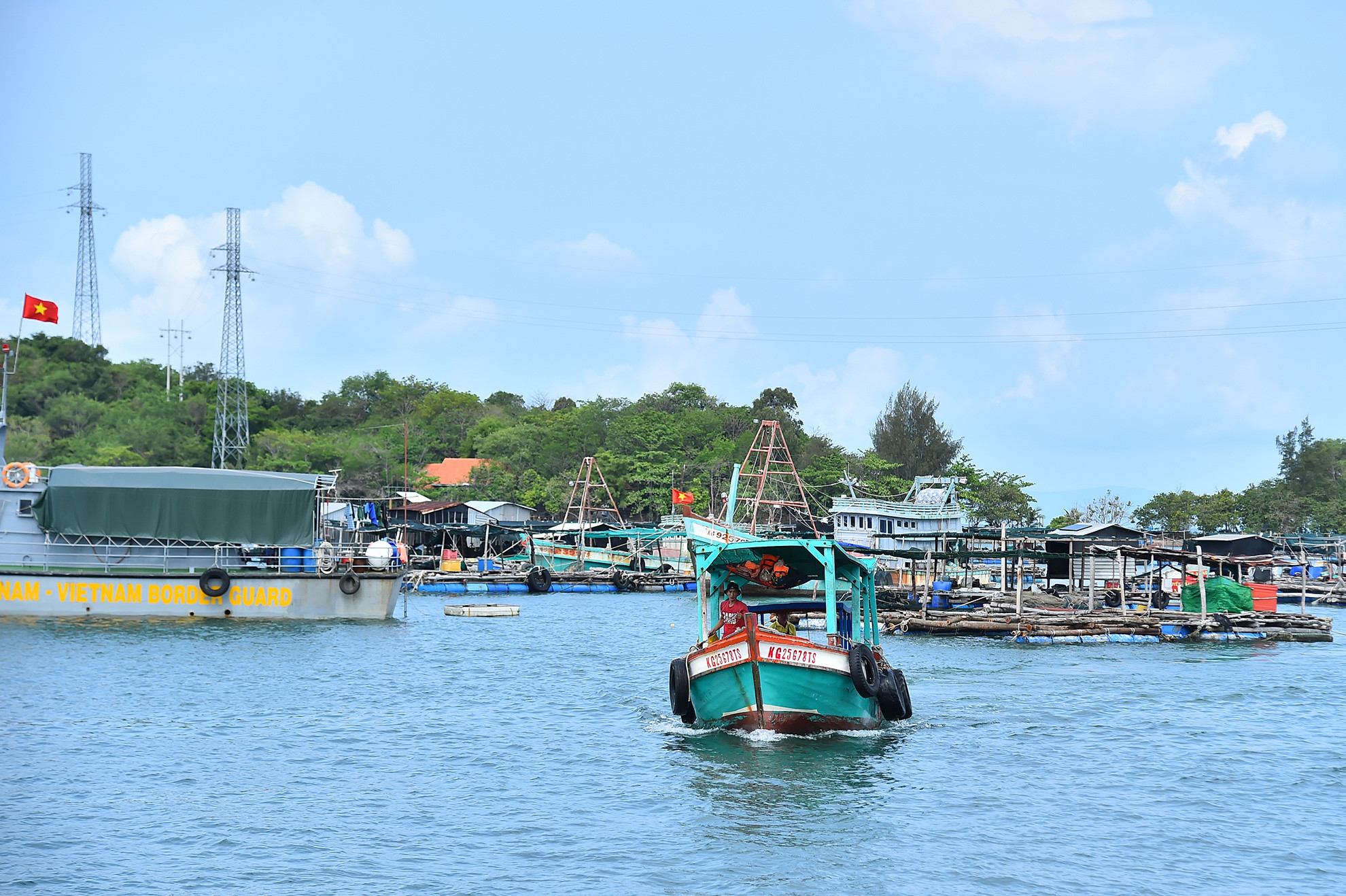 Nếu sắp xếp được thời gian du khách có thể ra bến cảng thuê một thuyền máy chạy vòng quanh đảo và ghé vào tham quan các đảo nhỏ khác nằm trong quần đảo Hải Tặc.