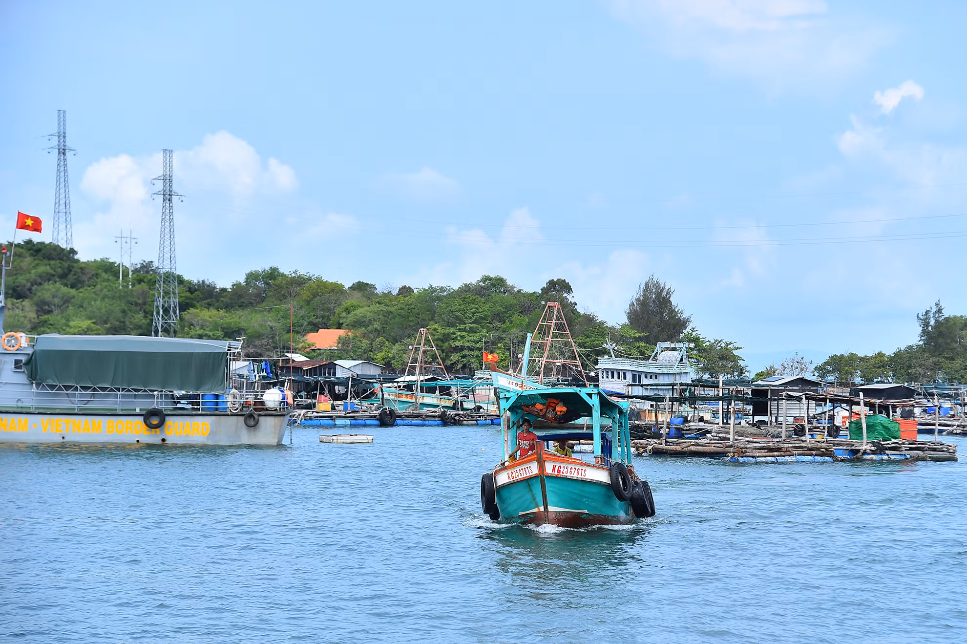 Nếu sắp xếp được thời gian du khách có thể ra bến cảng thuê một thuyền máy chạy vòng quanh đảo và ghé vào tham quan các đảo nhỏ khác nằm trong quần đảo Hải Tặc.