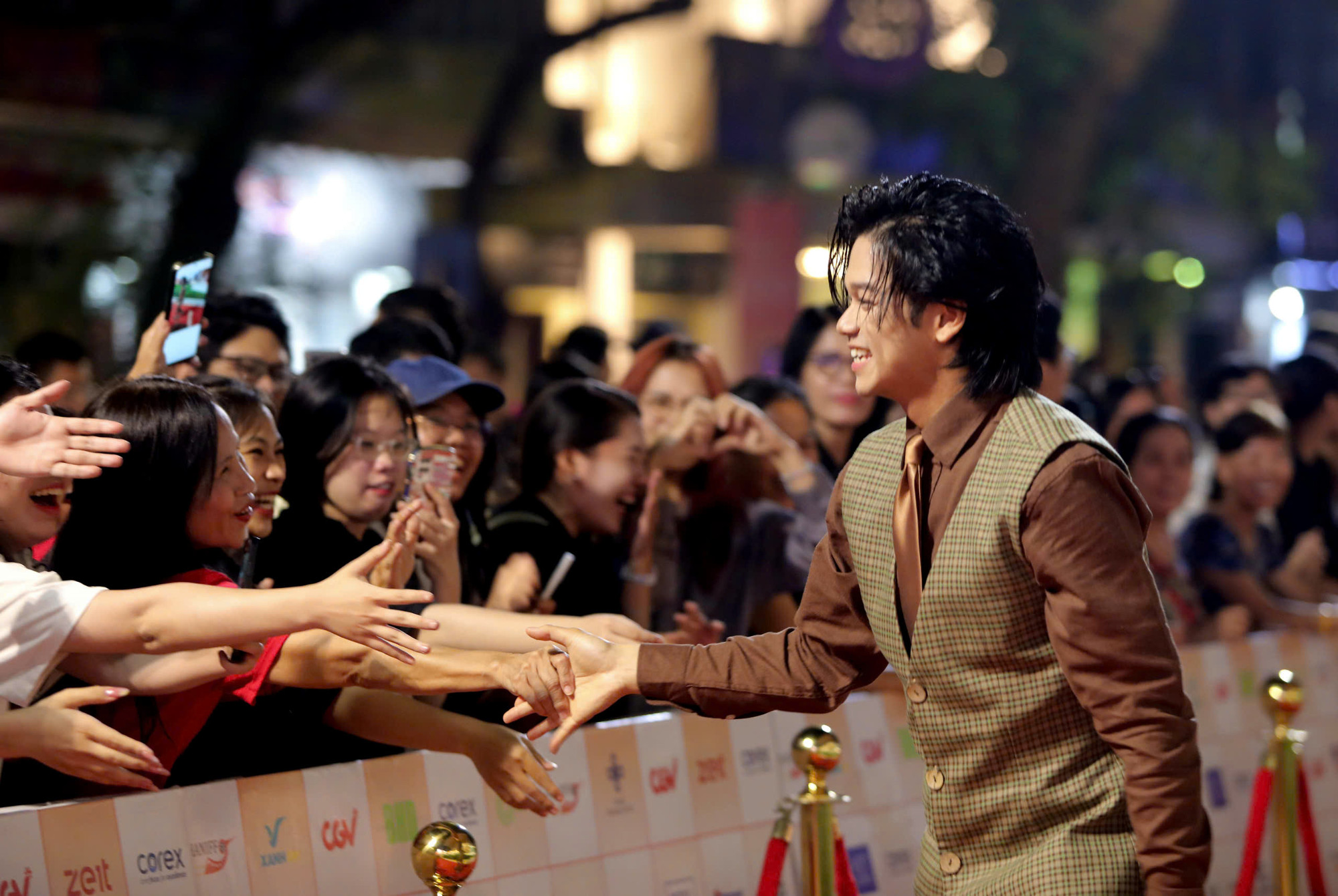 Ca sĩ Trọng Hiếu được người hâm mộ nồng nhiệt chào đón.