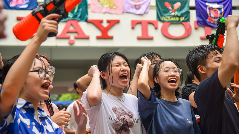 “Tắm mình dưới nước, em như được “F5” trạng thái của bản thân, nghĩa là được giải tỏa những áp lực và căng thẳng, lấy lại tinh thần để thoải mái bước vào kỳ thi đại học sắp đến gần”, Khương Đỗ Bảo Minh, lớp 12D chia sẻ.