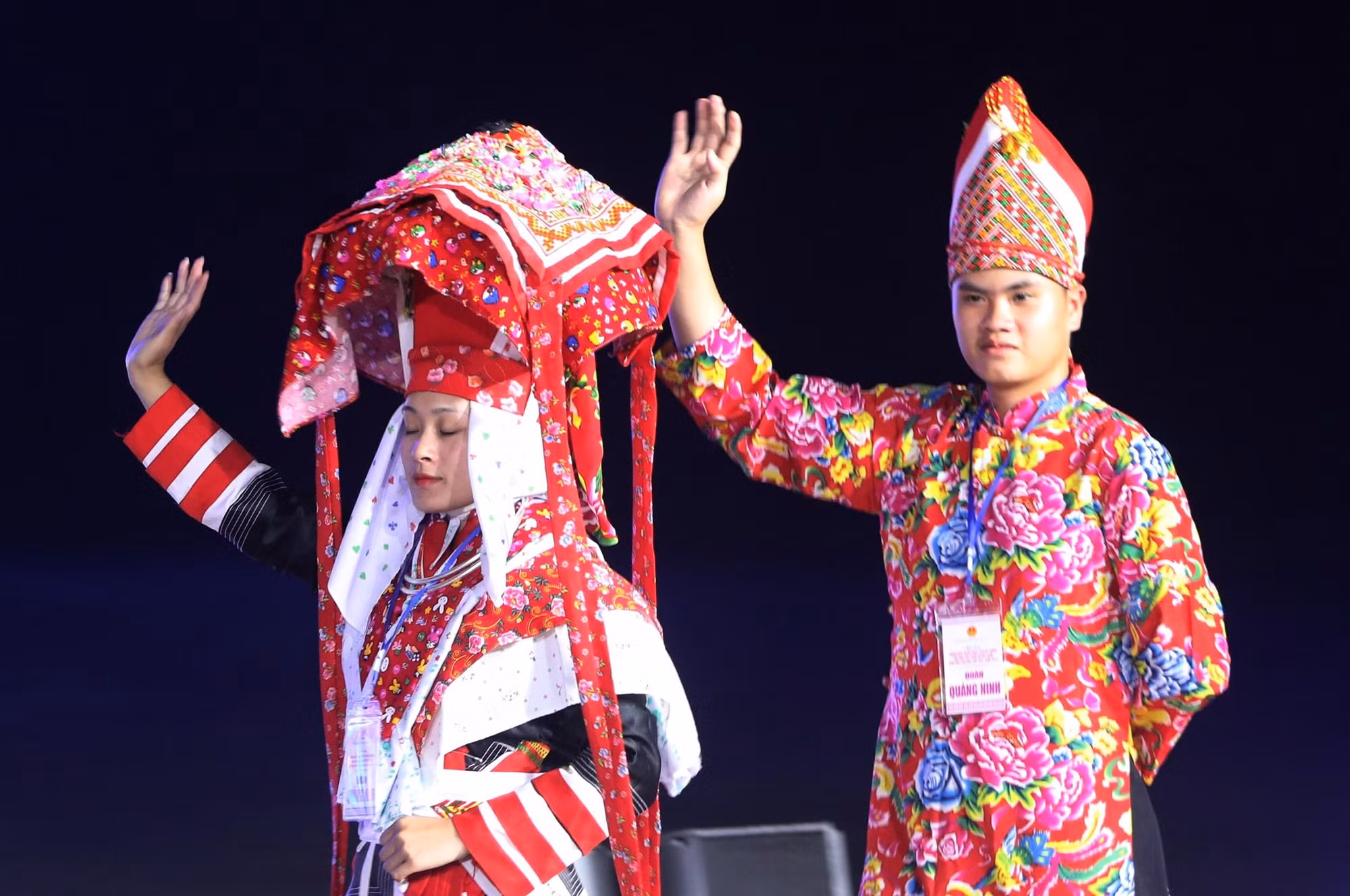 Những trang phục dân tộc rực rỡ sắc màu.