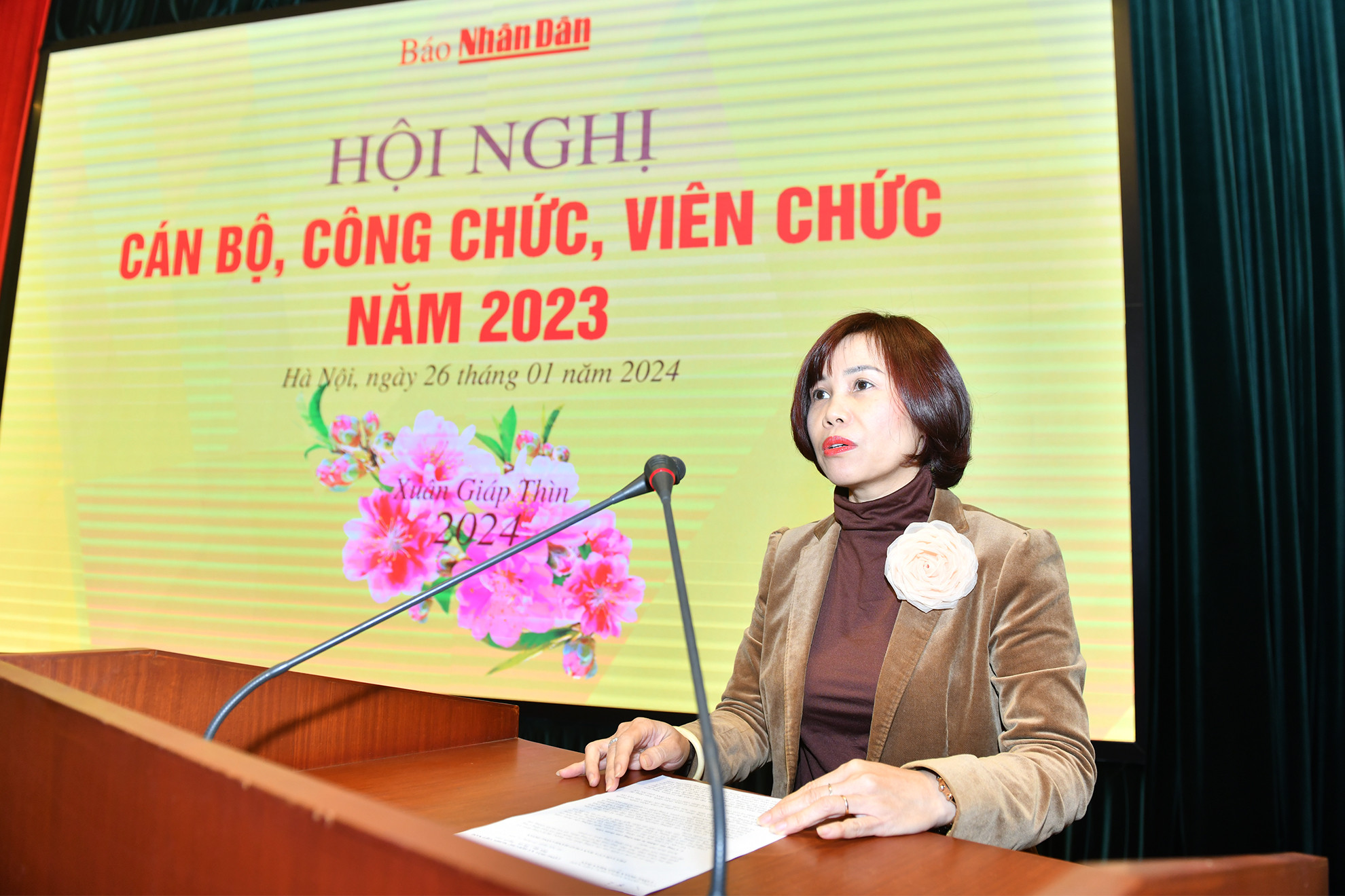 Chủ tịch Công đoàn Báo Nhân Dân Trần Thị Kiều Thanh Bình phát biểu tại hội nghị.