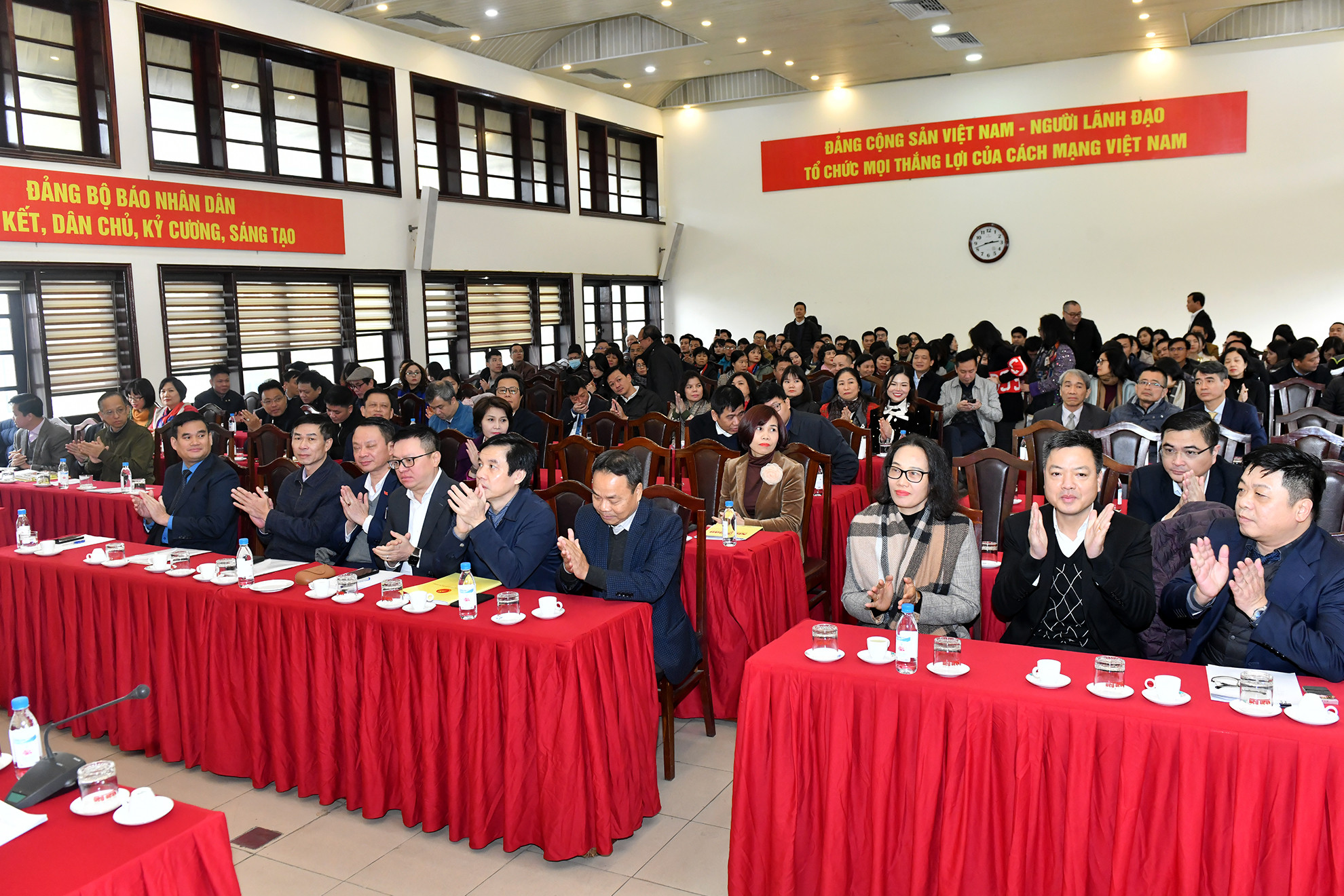 Các đại biểu và cán bộ, công chức, viên chức Báo Nhân Dân tham dự hội nghị.