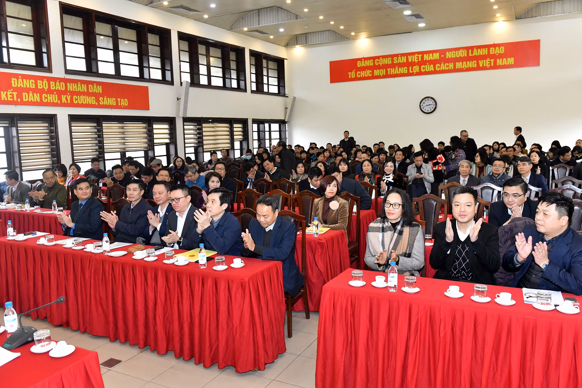 Các đại biểu và cán bộ, công chức, viên chức Báo Nhân Dân tham dự hội nghị.