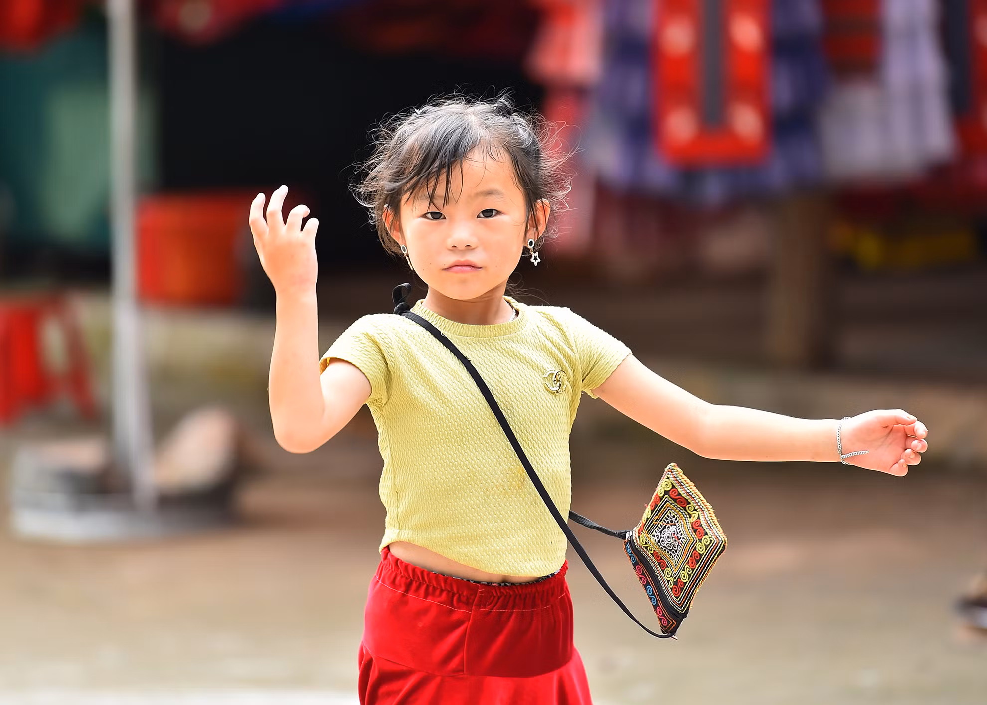 Ở các phiên chợ vùng cao Hà Giang, người ta dễ dàng bắt gặp các em nhỏ theo mẹ. Giữa khung cảnh nhiều sắc màu như thế, nét hồn nhiên, xinh xắn cũng những đứa trẻ càng trở nên nổi bật.