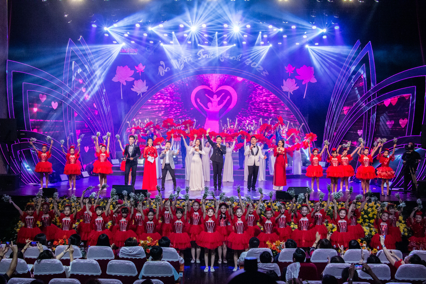 Với sự dàn dựng công phu, quy mô tổ chức cùng sự tham gia của các nghệ sĩ nổi tiếng, chương trình đã truyền tải thành công thông điệp ngợi ca công ơn của cha mẹ, góp phần gìn giữ những giá trị nhân bản trong truyền thống của người Việt: “Uống nước nhớ nguồn”, “Ăn quả nhớ người trồng cây”; nhắc nhở bổn phận làm con phải thực hiện những việc hiếu nghĩa để thể hiện tình cảm và lòng biết ơn với công lao sinh thành, dưỡng dục của cha mẹ. Với sự dàn dựng công phu, quy mô tổ chức cùng sự tham gia của các nghệ sĩ nổi tiếng, chương trình đã truyền tải thành công thông điệp ngợi ca công ơn của cha mẹ, góp phần gìn giữ những giá trị nhân bản trong truyền thống của người Việt: “Uống nước nhớ nguồn”, “Ăn quả nhớ người trồng cây”; nhắc nhở bổn phận làm con phải thực hiện những việc hiếu nghĩa để thể hiện tình cảm và lòng biết ơn với công lao sinh thành, dưỡng dục của cha mẹ.