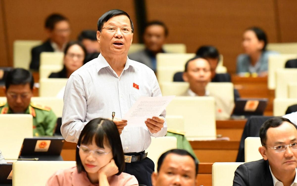 Đại biểu Quốc hội tỉnh Vĩnh Phúc Trần Văn Tiến phát biểu ý kiến thảo luận tại hội trường. Đại biểu Quốc hội tỉnh Vĩnh Phúc Trần Văn Tiến phát biểu ý kiến thảo luận tại hội trường.