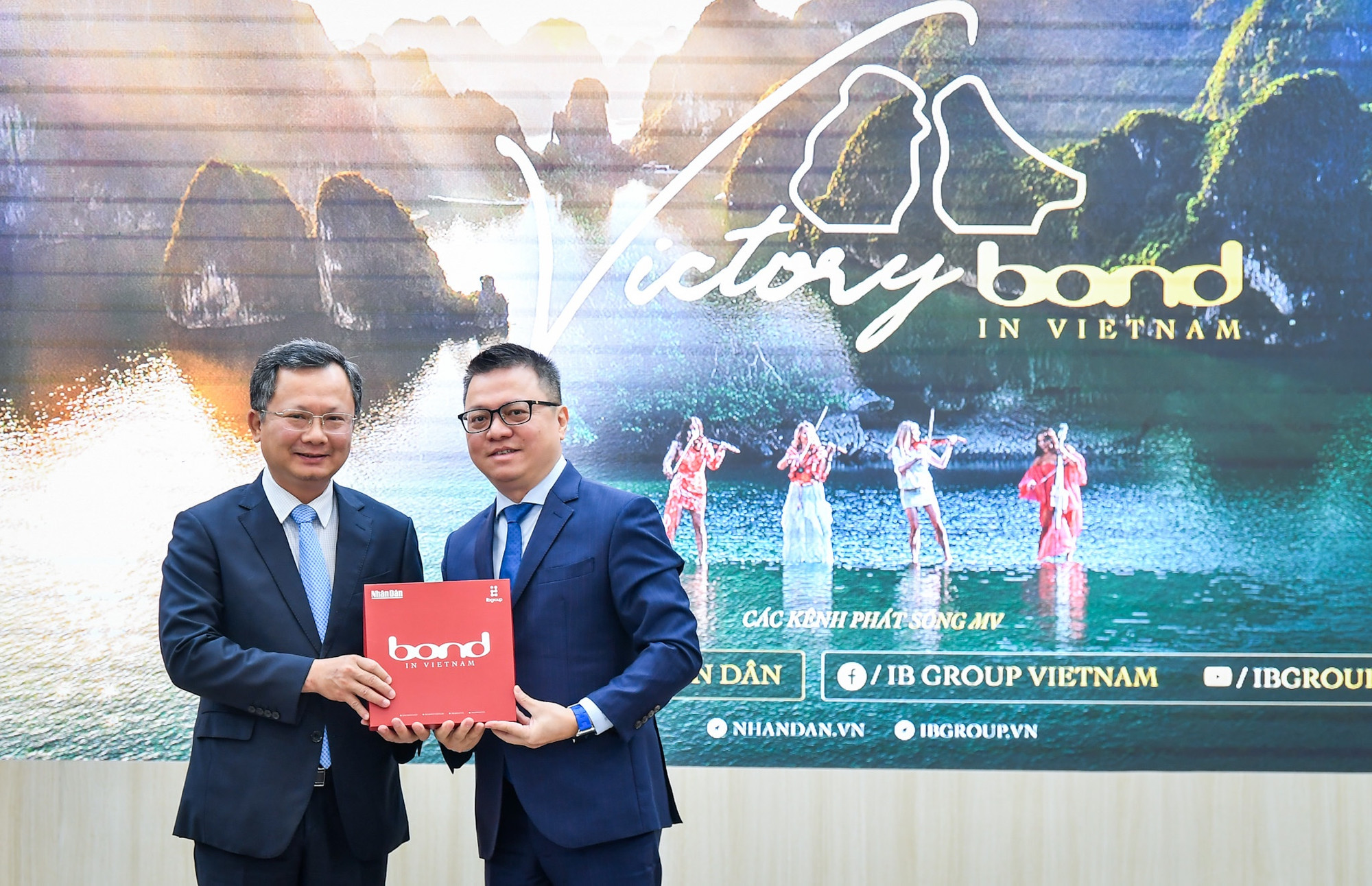 Tổng Biên tập Báo Nhân Dân Lê Quốc Minh trao tặng MV cho Phó Chủ tịch Ủy ban nhân dân tỉnh Quảng Ninh Cao Tường Huy.