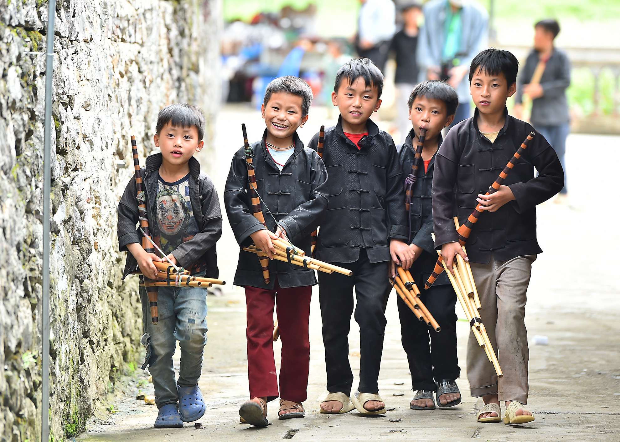 Khèn là một nhạc cụ tiêu biểu, độc đáo và quan trọng trong đời sống tinh thần của người H’mong, gắn liền với các sinh hoạt văn hóa, cuộc sống hằng ngày của họ. Những em bé H’mong do vậy đều biết thổi khèn từ nhỏ, theo đúng quan niệm: con gái H’mong phải biết may vá, dệt vải và thêu thùa, con trai H’mong phải biết thổi khèn và múa khèn.