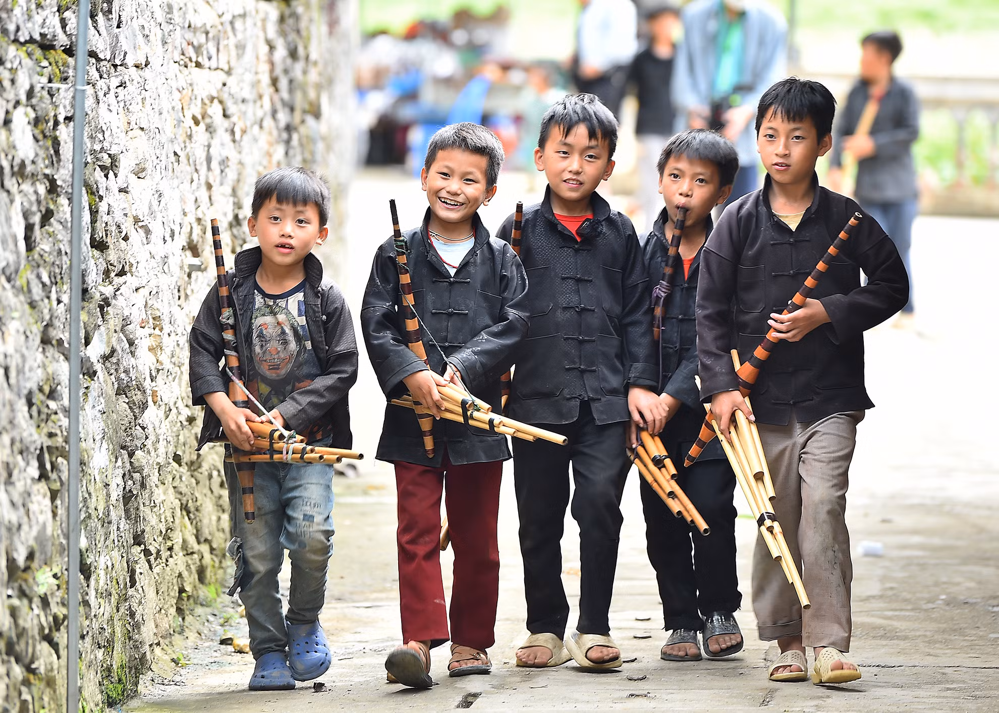 Khèn là một nhạc cụ tiêu biểu, độc đáo và quan trọng trong đời sống tinh thần của người H’mong, gắn liền với các sinh hoạt văn hóa, cuộc sống hằng ngày của họ. Những em bé H’mong do vậy đều biết thổi khèn từ nhỏ, theo đúng quan niệm: con gái H’mong phải biết may vá, dệt vải và thêu thùa, con trai H’mong phải biết thổi khèn và múa khèn.