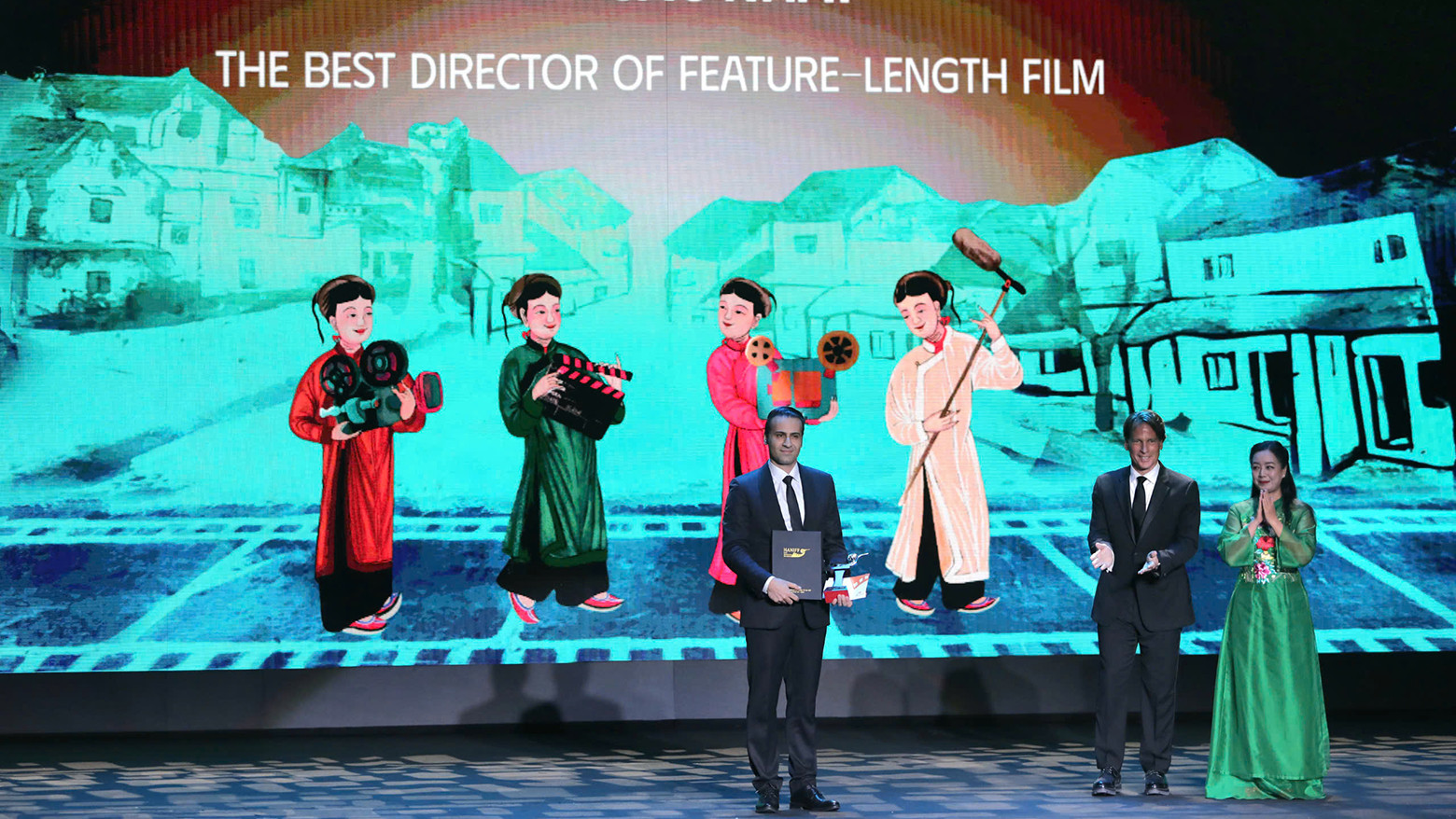 Đại diện đoàn làm phim Iran nhận giải thưởng Đạo diễn xuất sắc nhất. Đại diện đoàn làm phim Iran nhận giải thưởng Đạo diễn xuất sắc nhất.