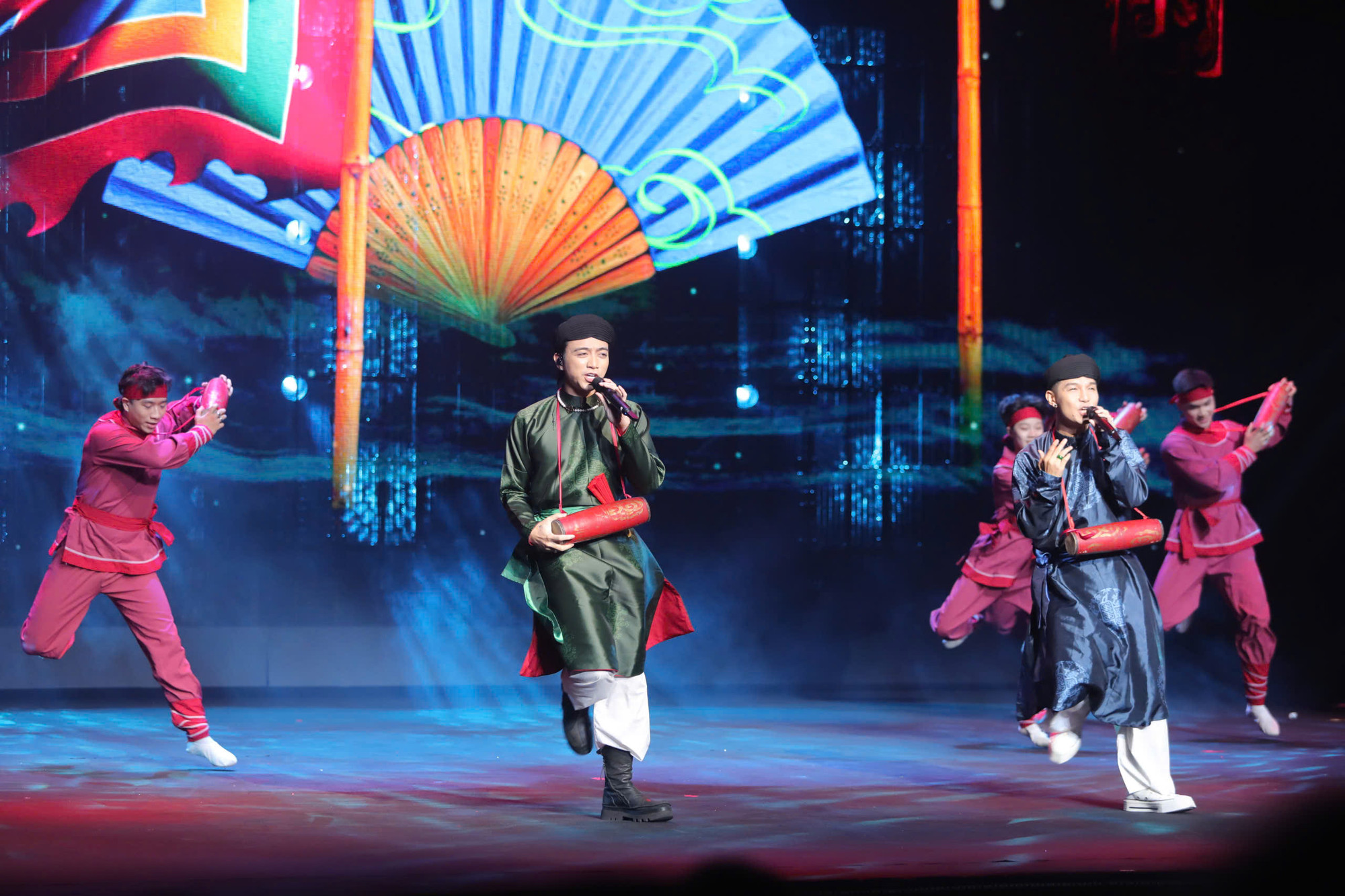 Sobin Hoàng Sơn và Cường Seven trong tiết mục "Trống cơm" biến tấu. Sobin Hoàng Sơn và Cường Seven trong tiết mục "Trống cơm" biến tấu.