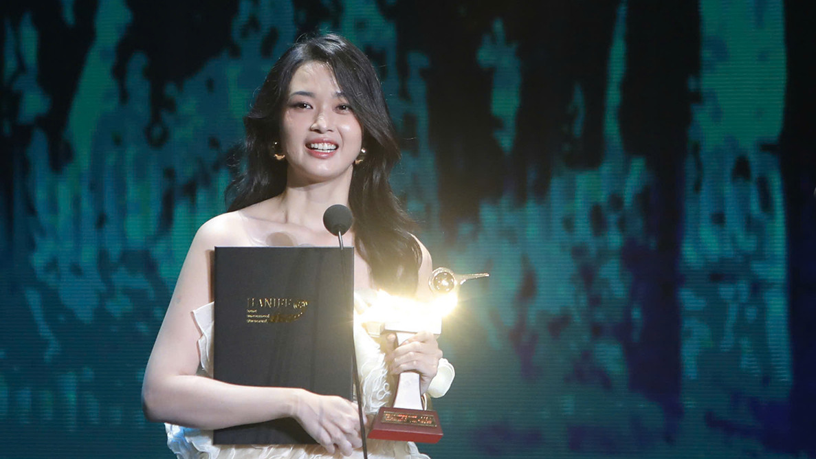 Ngọc Xuân (phim “Ngày xưa có một chuyện tình”) được trao giải Diễn viên trẻ triển vọng. Ngọc Xuân (phim “Ngày xưa có một chuyện tình”) được trao giải Diễn viên trẻ triển vọng.