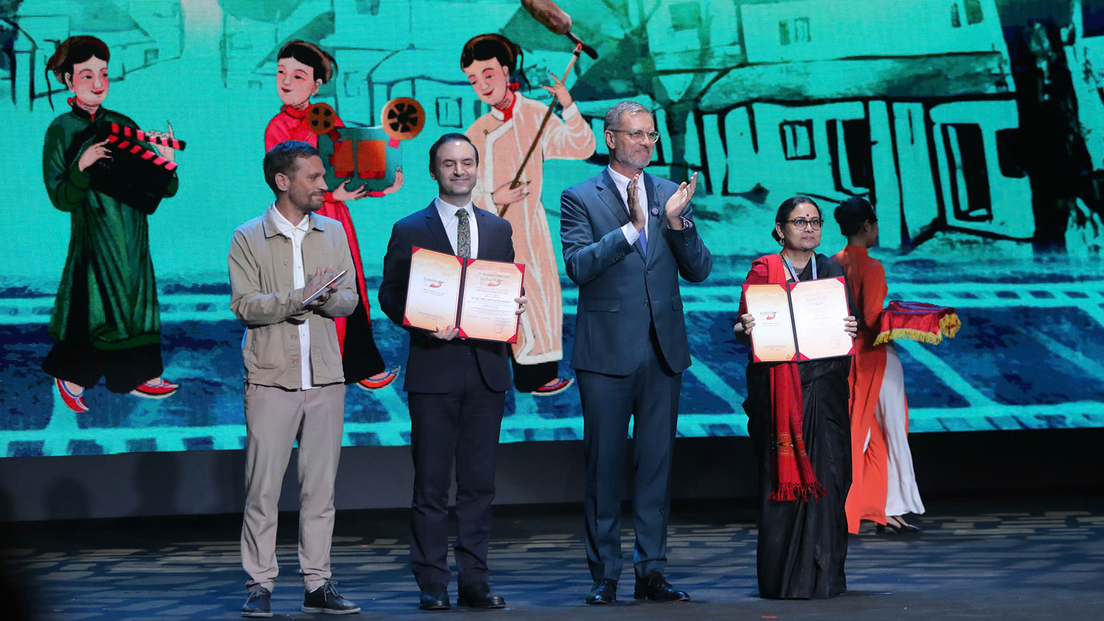 Các nhà làm phim nhận giải thưởng Chợ Dự án. Các nhà làm phim nhận giải thưởng Chợ Dự án.