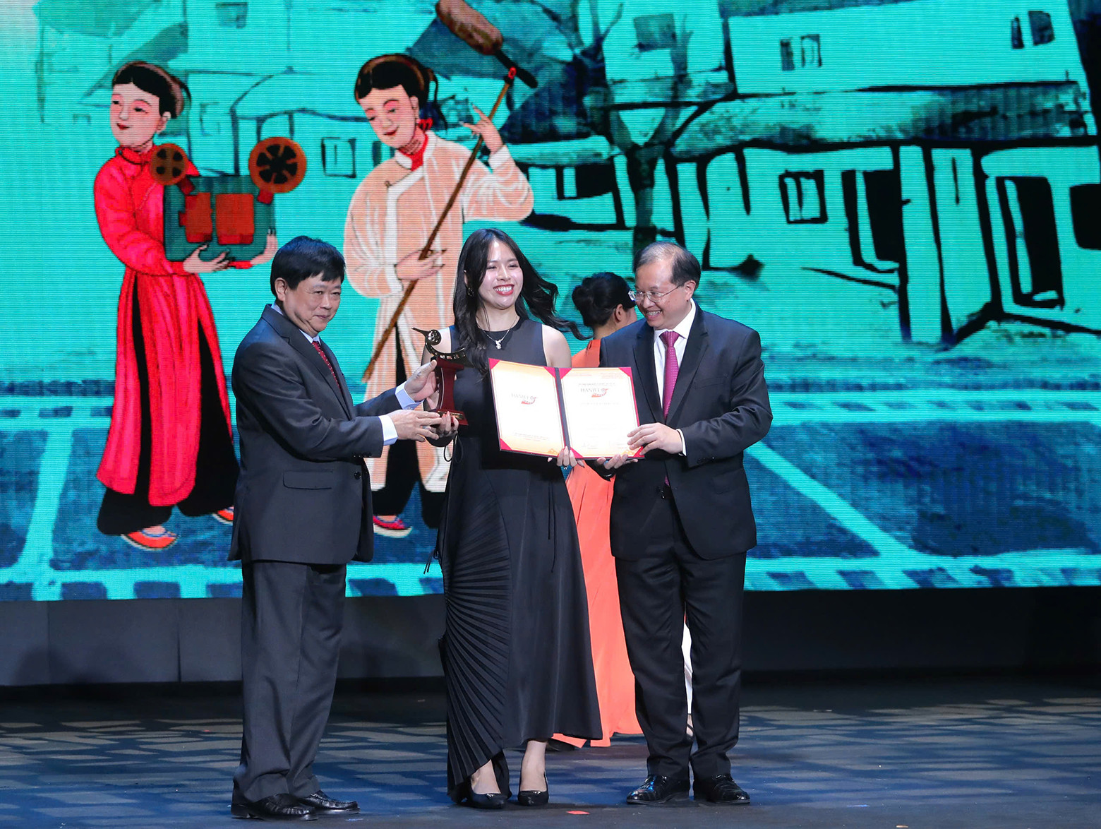 Đại diện đoàn làm phim “The Rubber Tappers” nhận giải Phim ngắn xuất sắc nhất. Đại diện đoàn làm phim “The Rubber Tappers” nhận giải Phim ngắn xuất sắc nhất.