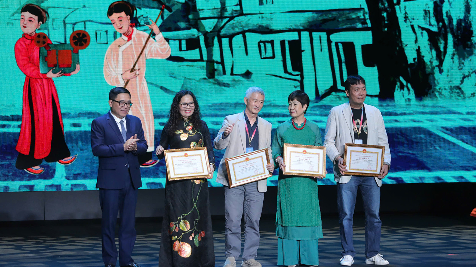 Các nghệ sĩ, nhà làm phim nhận giải thưởng phim về Hà Nội của Ủy ban nhân dân Thành phố Hà Nội. Các nghệ sĩ, nhà làm phim nhận giải thưởng phim về Hà Nội của Ủy ban nhân dân Thành phố Hà Nội.