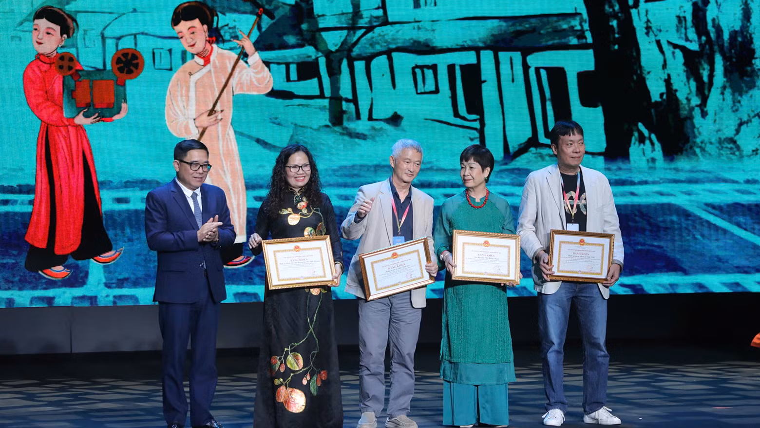 Các nghệ sĩ, nhà làm phim nhận giải thưởng phim về Hà Nội của Ủy ban nhân dân Thành phố Hà Nội.