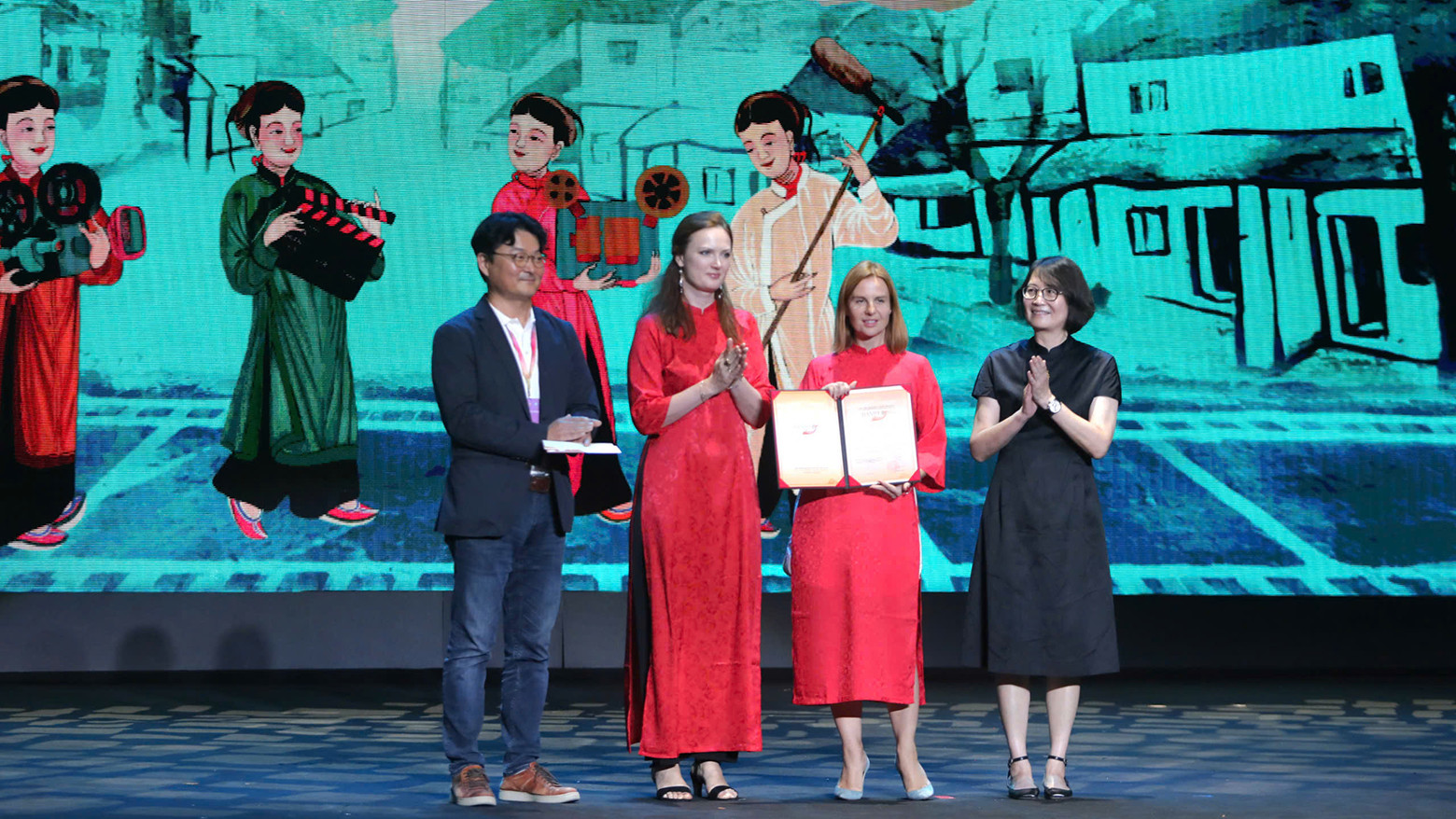 Đoàn làm phim “Liar” (Kẻ nói dối) của Liên bang Nga nhận Giải Mạng lưới các Ủy ban điện ảnh Châu Á. Đoàn làm phim “Liar” (Kẻ nói dối) của Liên bang Nga nhận Giải Mạng lưới các Ủy ban điện ảnh Châu Á.