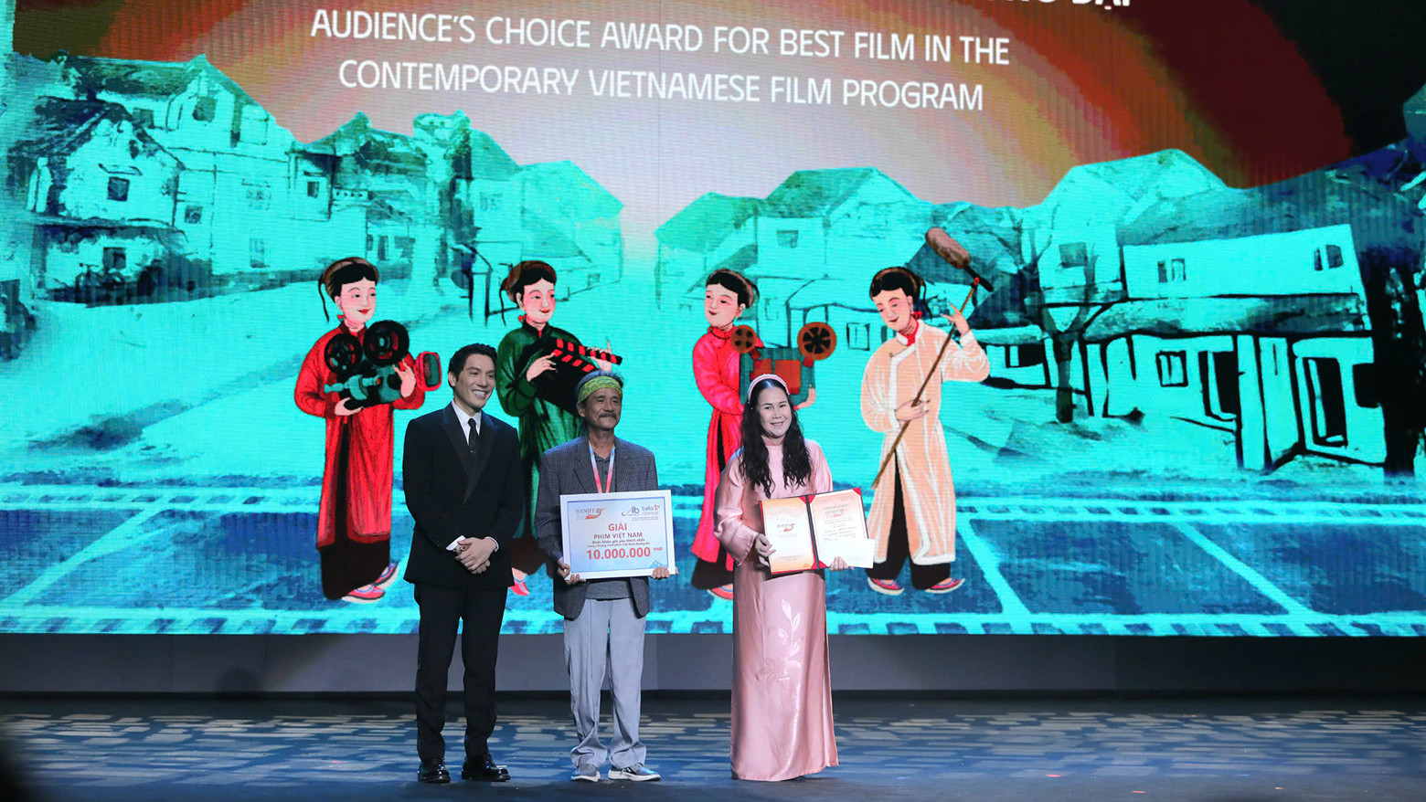 Đoàn làm phim "Hoa táo nở" nhận giải Phim Việt Nam được yêu thích nhất. Đoàn làm phim "Hoa táo nở" nhận giải Phim Việt Nam được yêu thích nhất.