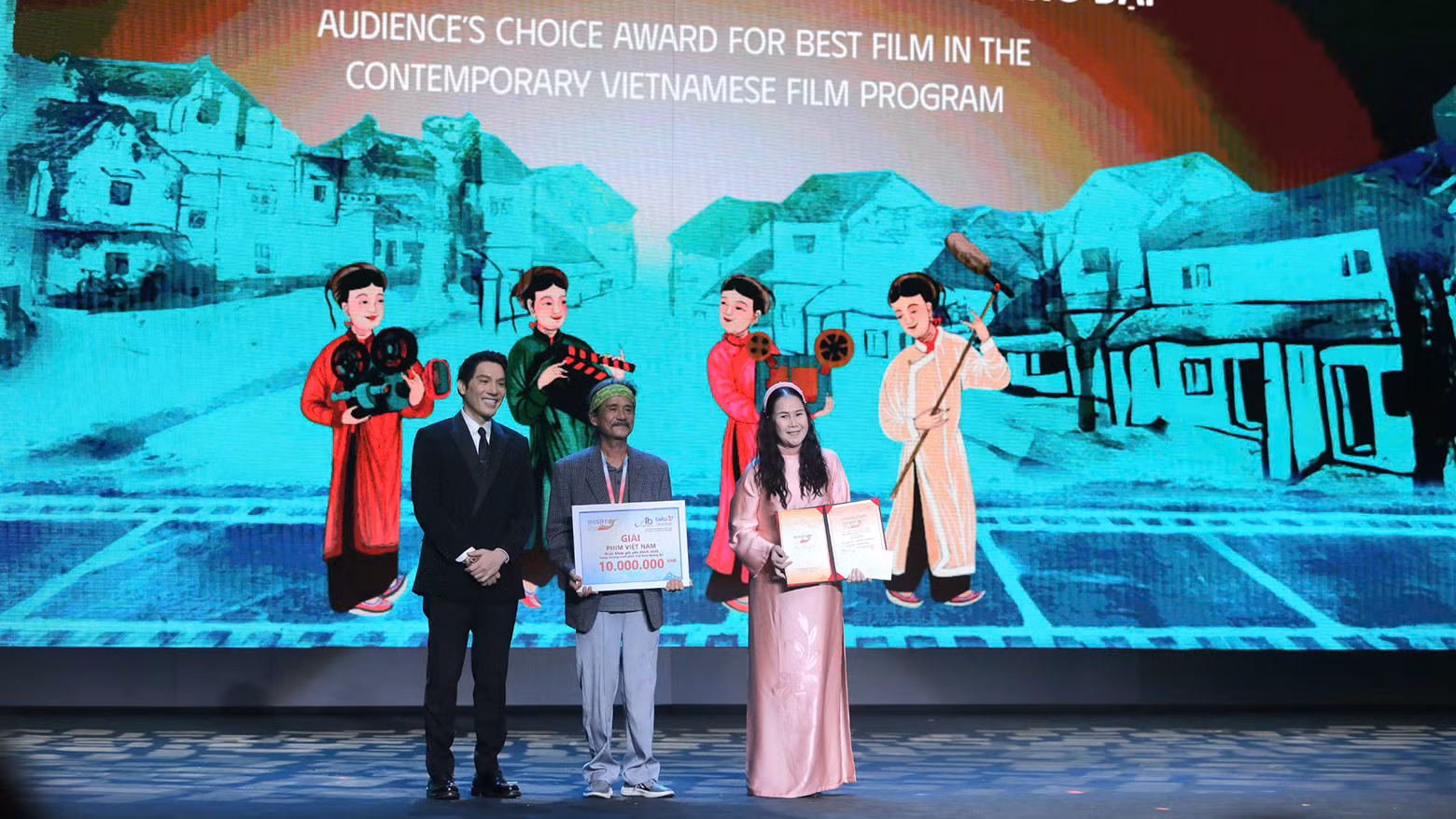 Đoàn làm phim "Hoa táo nở" nhận giải Phim Việt Nam được yêu thích nhất.