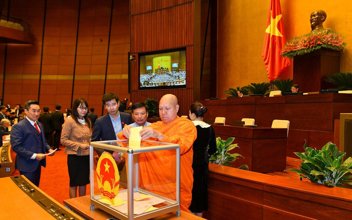 Các đại biểu Quốc hội bỏ phiếu bầu Tổng Kiểm toán nhà nước nhiệm kỳ 2021-2026; phê chuẩn bổ nhiệm nhân sự Bộ trưởng Y tế và Bộ trưởng Giao thông vận tải nhiệm kỳ 2021-2026. Các đại biểu Quốc hội bỏ phiếu bầu Tổng Kiểm toán nhà nước nhiệm kỳ 2021-2026; phê chuẩn bổ nhiệm nhân sự Bộ trưởng Y tế và Bộ trưởng Giao thông vận tải nhiệm kỳ 2021-2026.