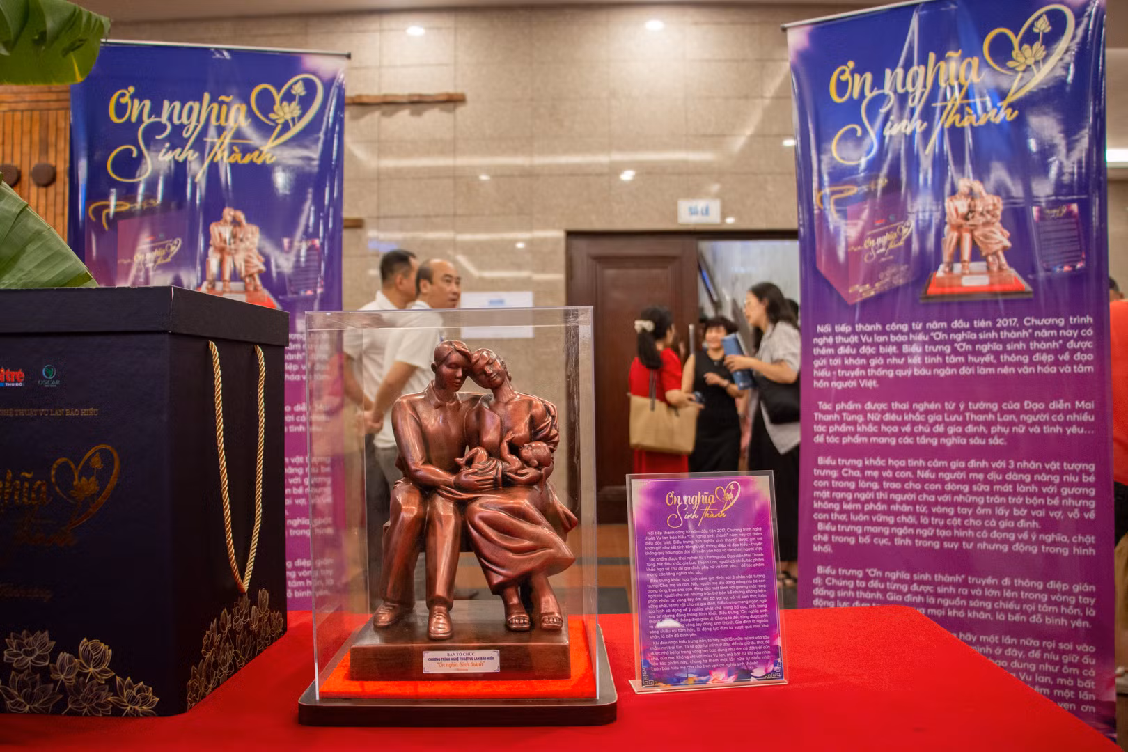 Biểu trưng chương trình “Ơn nghĩa sinh thành năm 2023” khắc họa tình cảm gia đình.