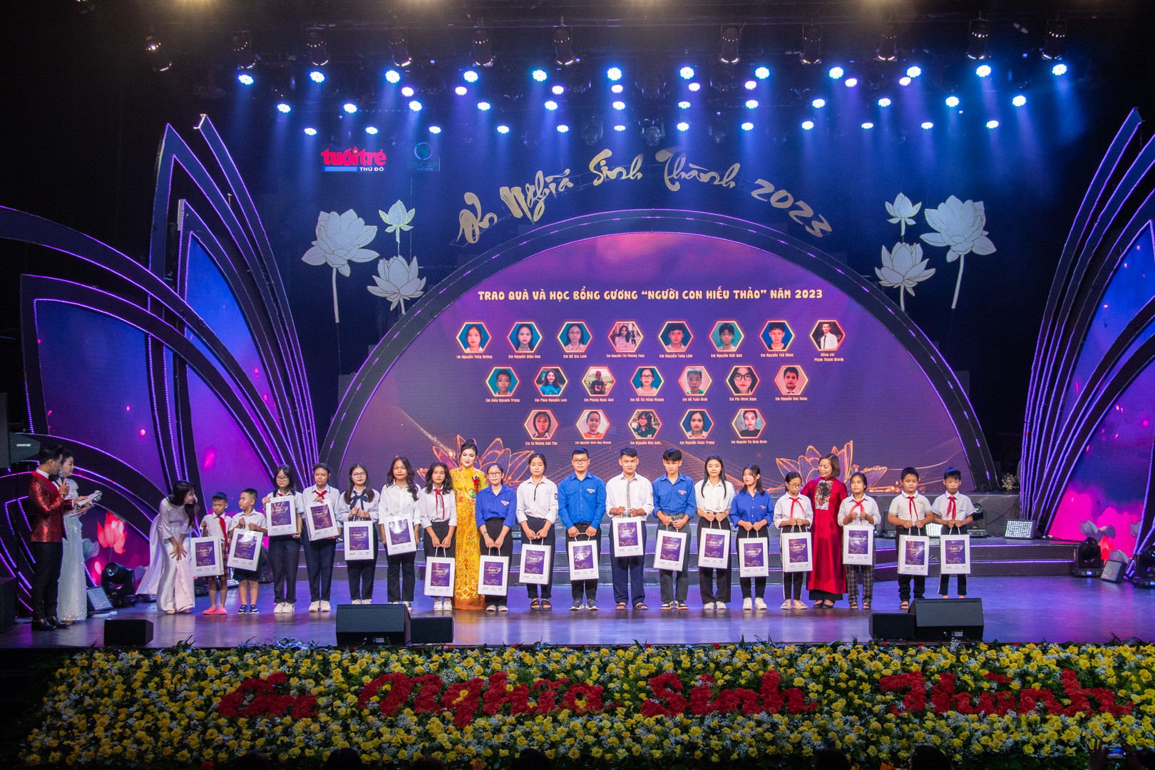 Tiếp nối chương trình, Ban Tổ chức còn dành tặng 20 suất học bổng “Người con hiếu thảo” tới các học sinh nghèo hiếu thảo, vượt khó học giỏi. Tiếp nối chương trình, Ban Tổ chức còn dành tặng 20 suất học bổng “Người con hiếu thảo” tới các học sinh nghèo hiếu thảo, vượt khó học giỏi.