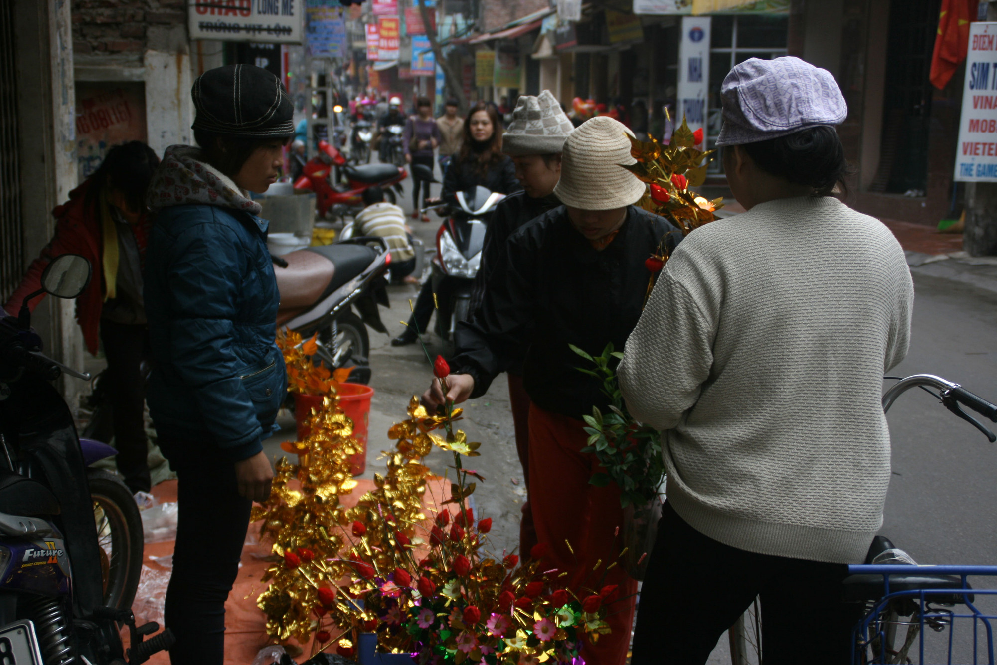 Mua sắm đồ mã trang trí bàn thờ dịp Tết. (Ảnh: TUYẾT LOAN) Mua sắm đồ mã trang trí bàn thờ dịp Tết. (Ảnh: TUYẾT LOAN)