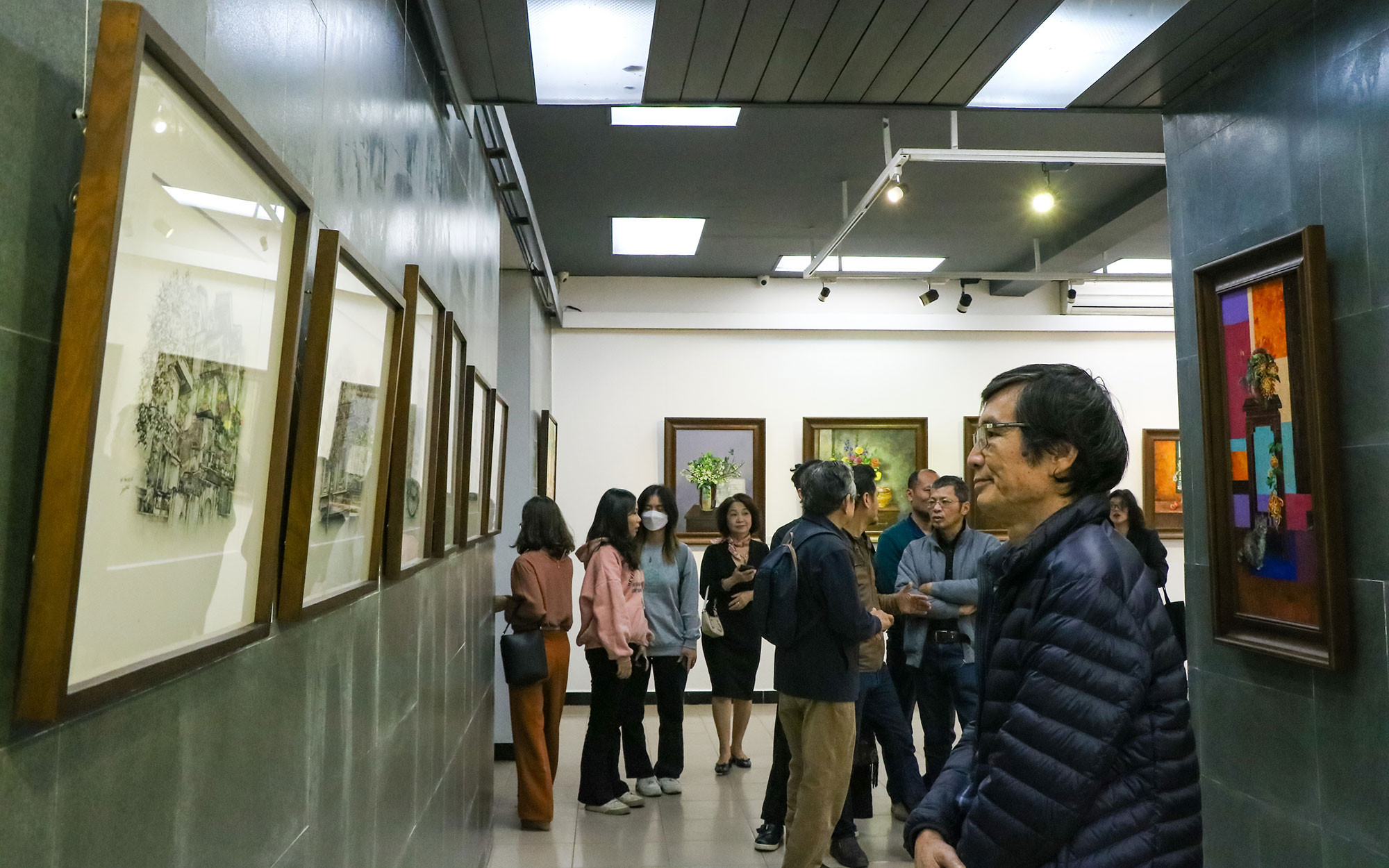 Rất đông người dân đến thưởng thức và chiêm ngưỡng Triển lãm “Phố xưa hè cũ”.