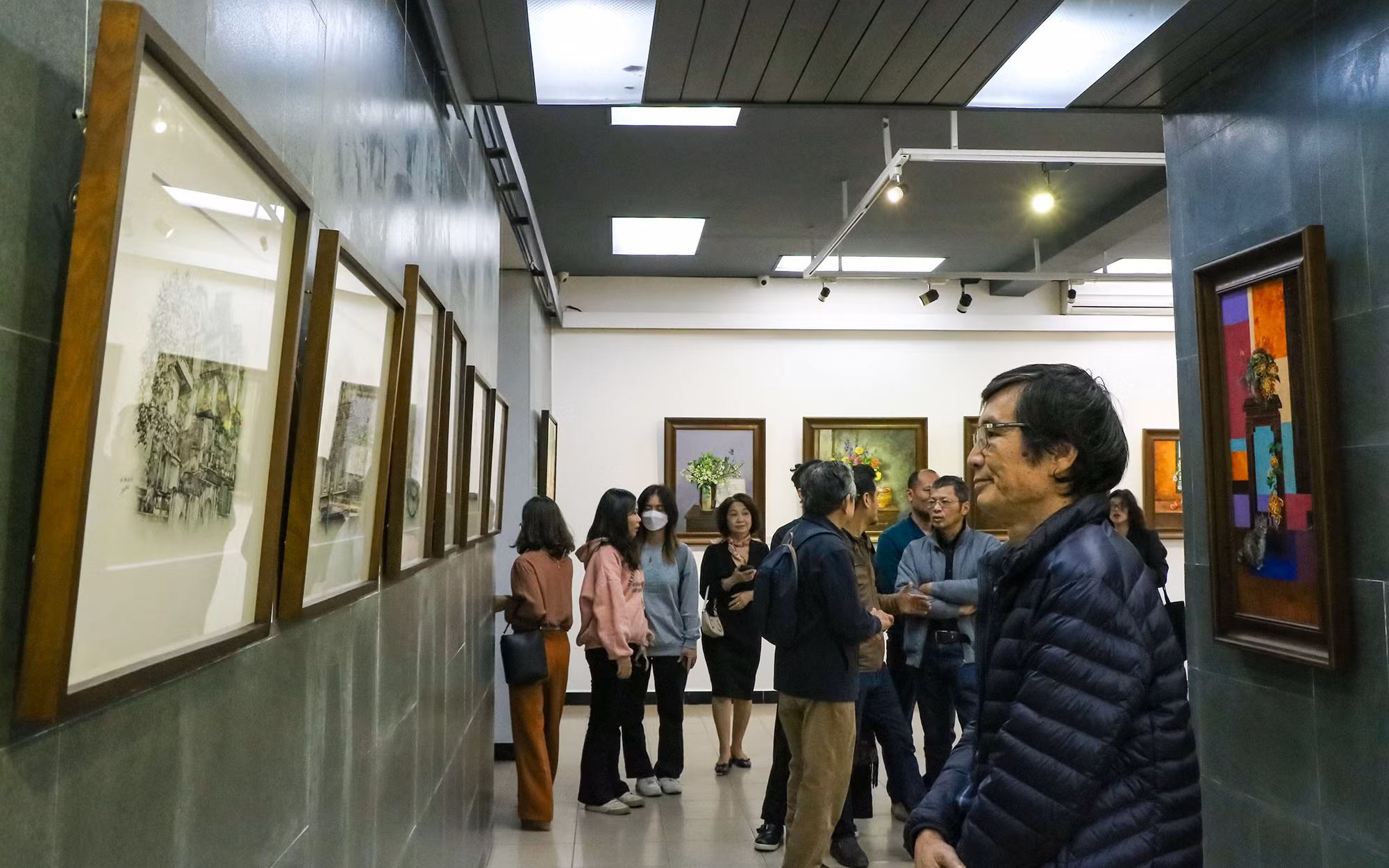 Rất đông người dân đến thưởng thức và chiêm ngưỡng Triển lãm “Phố xưa hè cũ”.