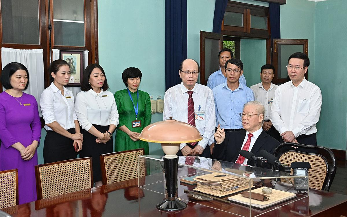Tổng Bí thư Nguyễn Phú Trọng thăm hỏi, trò chuyện với cán bộ, nhân viên Khu Di tích Chủ tịch Hồ Chí Minh tại Phủ Chủ tịch.